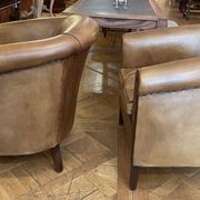 Paire de fauteuils club en cuir couleur camel