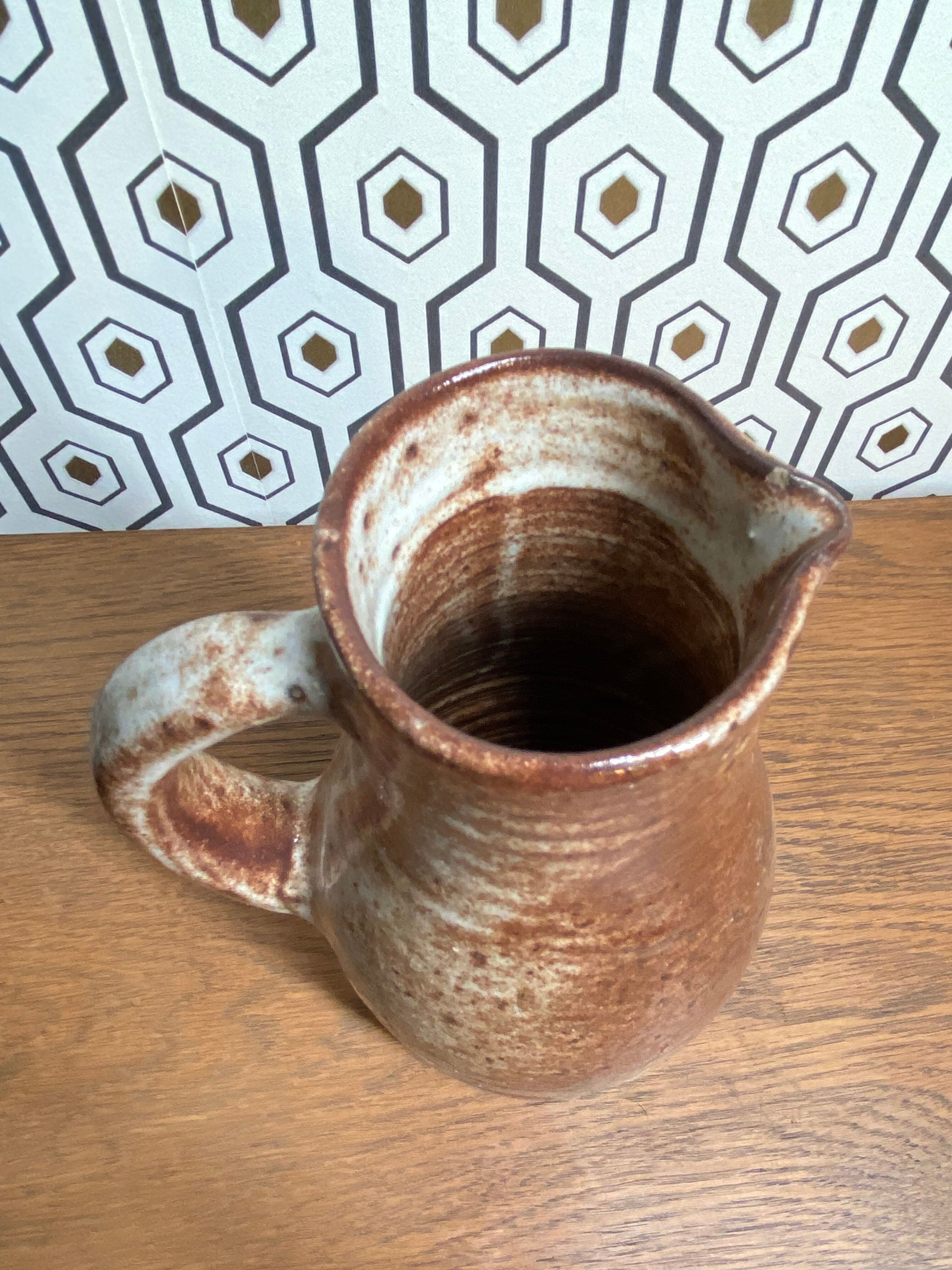 Pichet en grès signé Jeanne et Norbert Pierlot