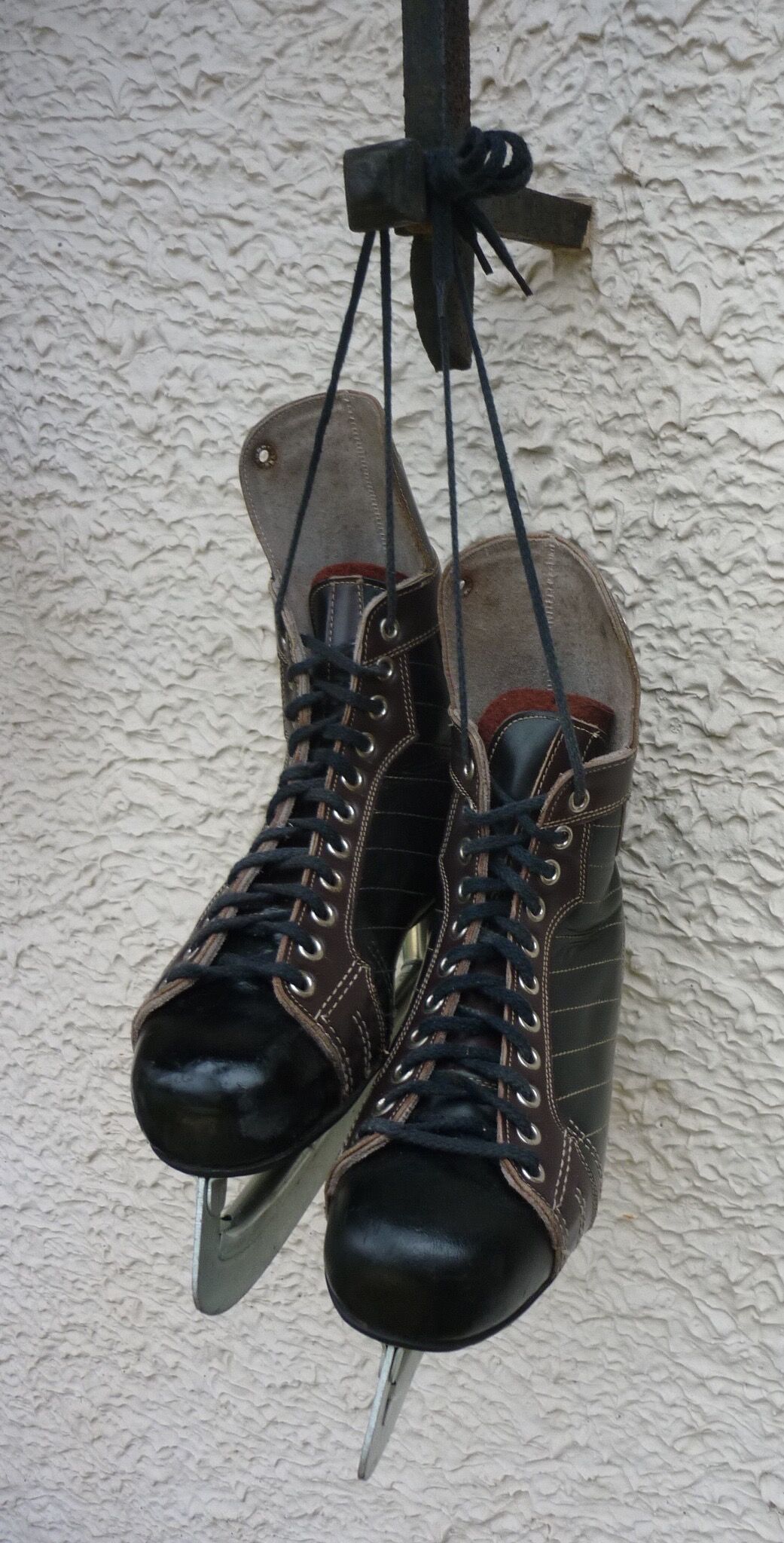 Old Lutra ice hockey skates
