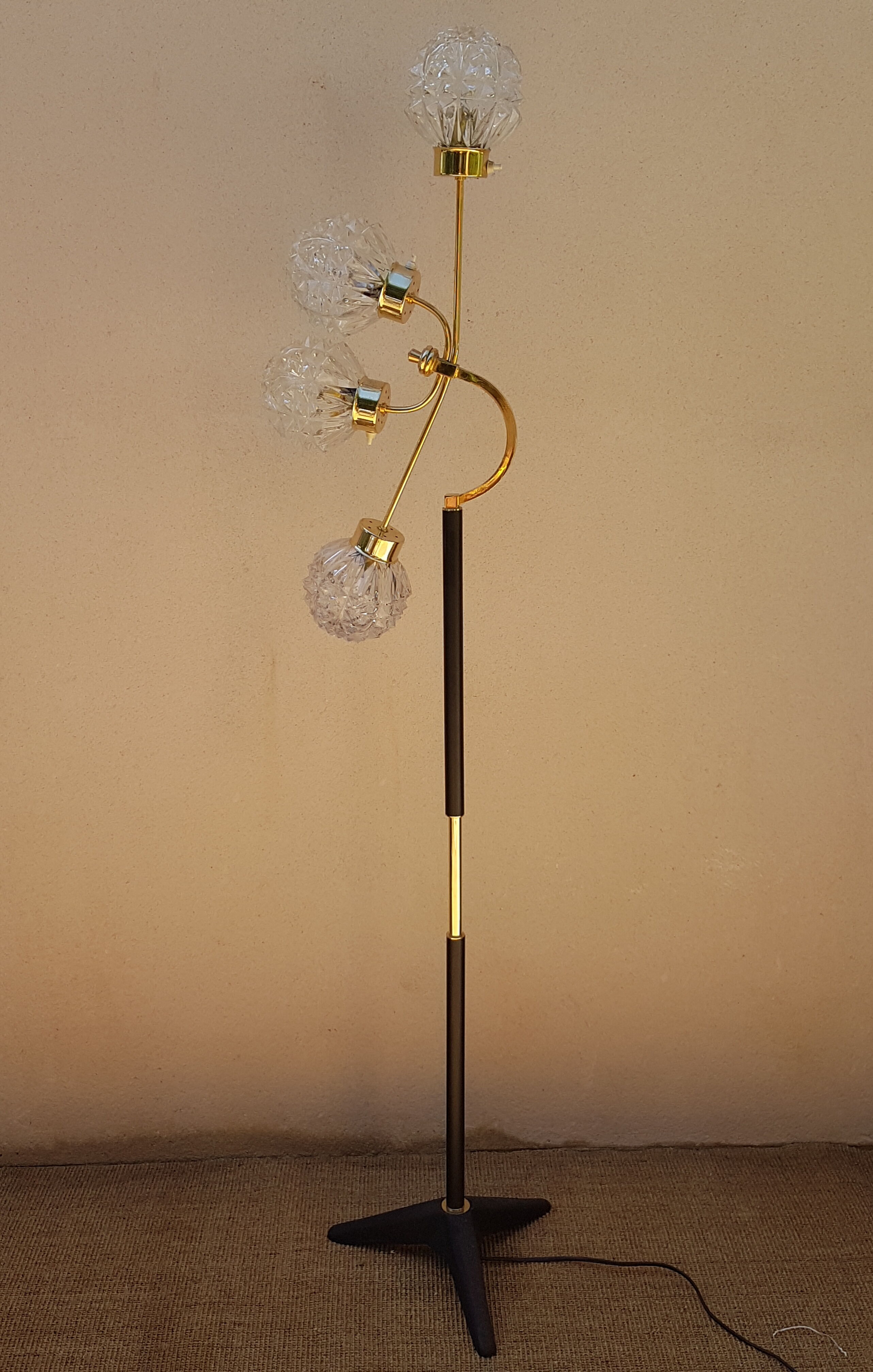 Lampadaire tripode Arlus laiton doré