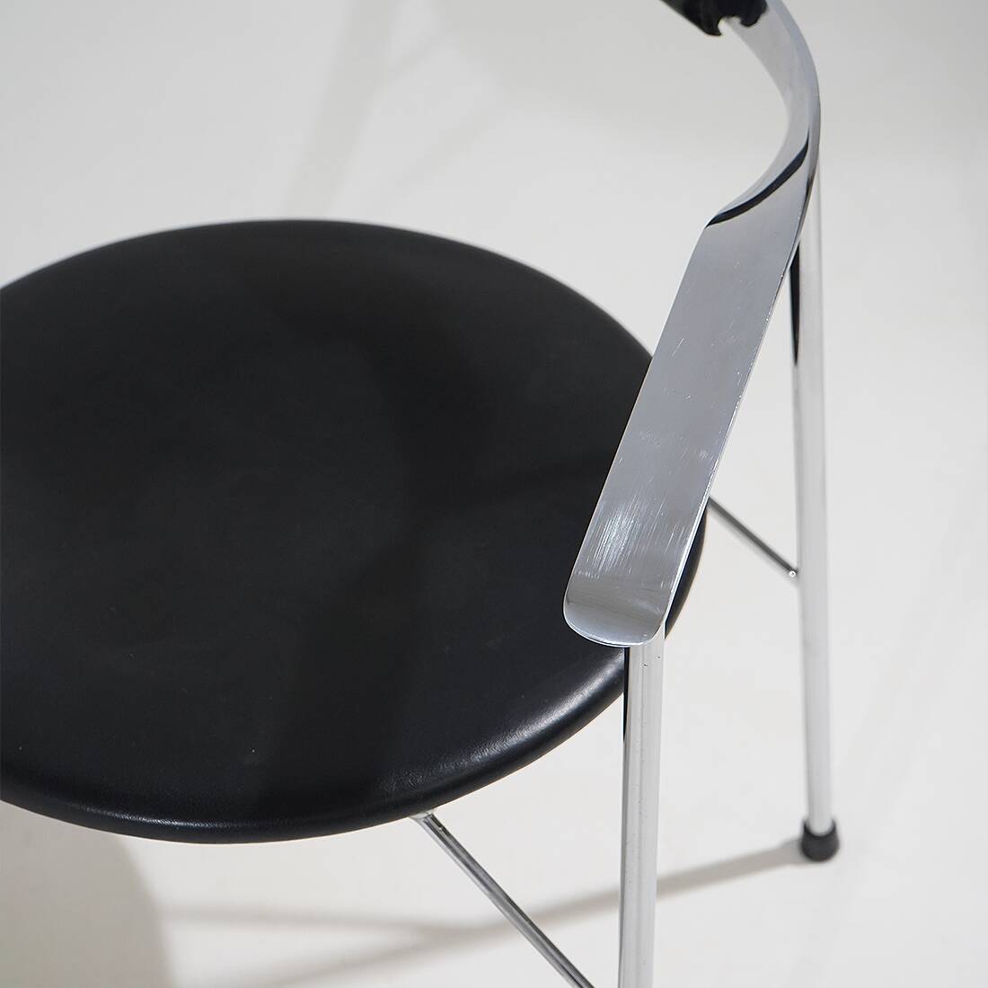 4 chaises en métal chromé et cuir noir, années 1980