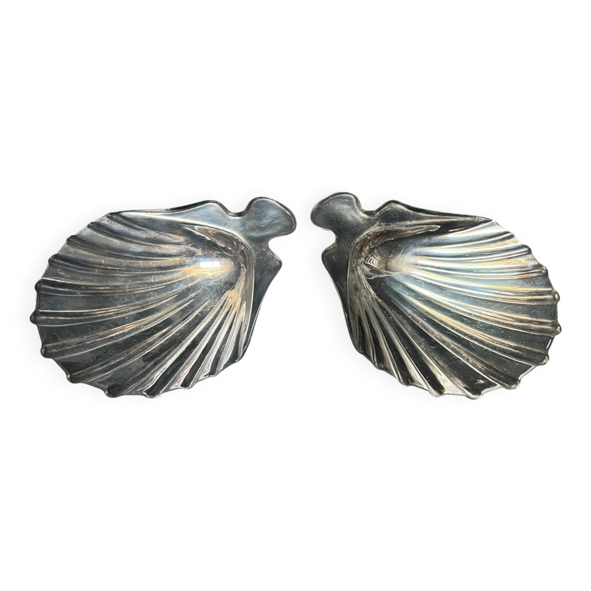 Set of two metal pocket emptiers, scallop shape
