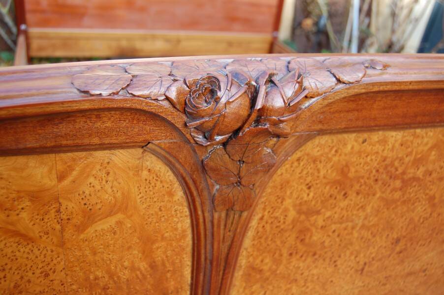 Art Nouveau period bed in mahogany and elm burl from the 1900s