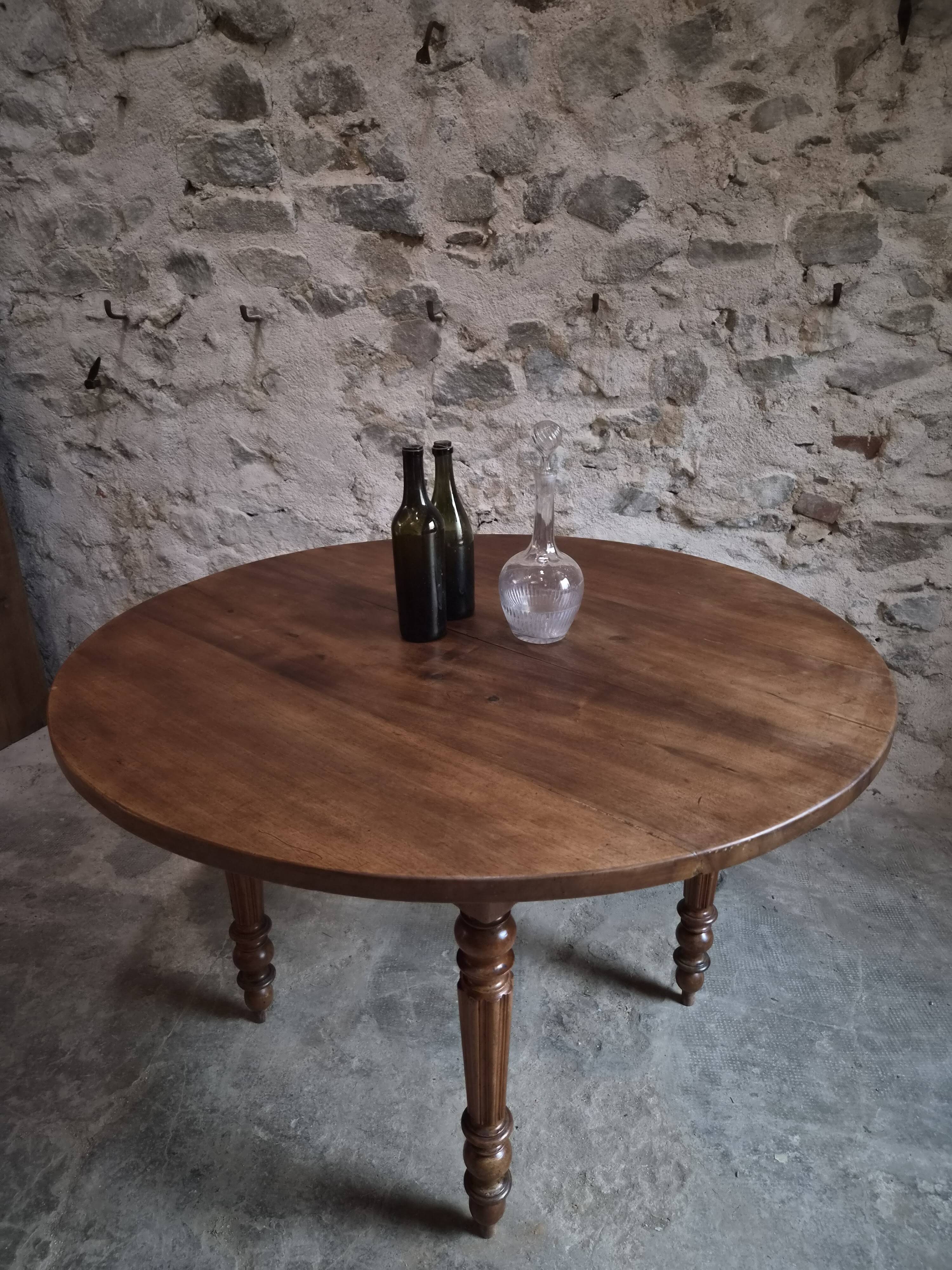 French antique round dining table in walnut, circa 1880–1900.