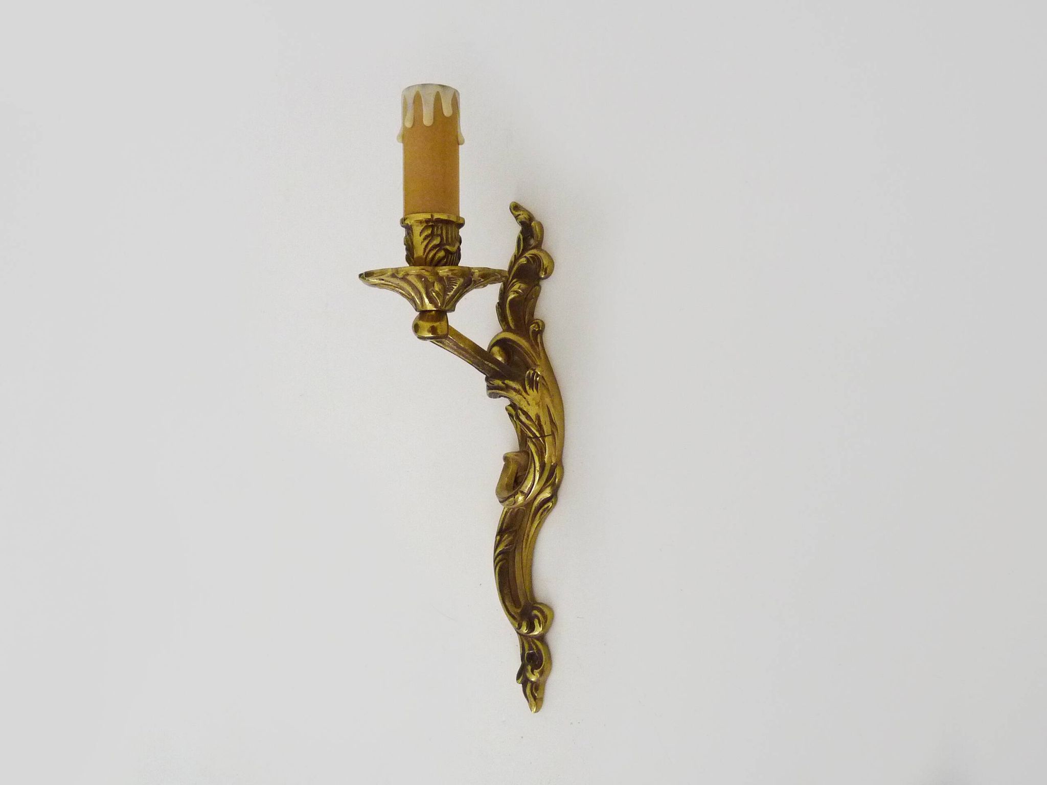 Vintage wall sconce in bronze or brass, acanthus leaf design. 1960s.