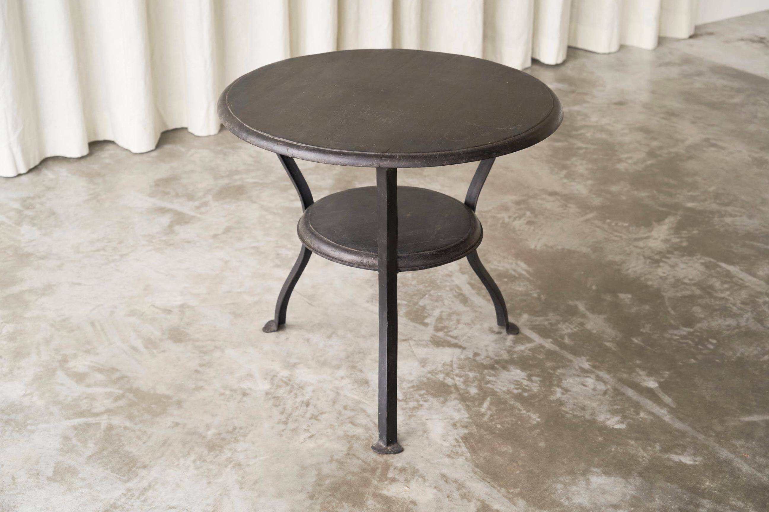 Table d'appoint Wabi Sabi métal forgé et bois teinté années 1920