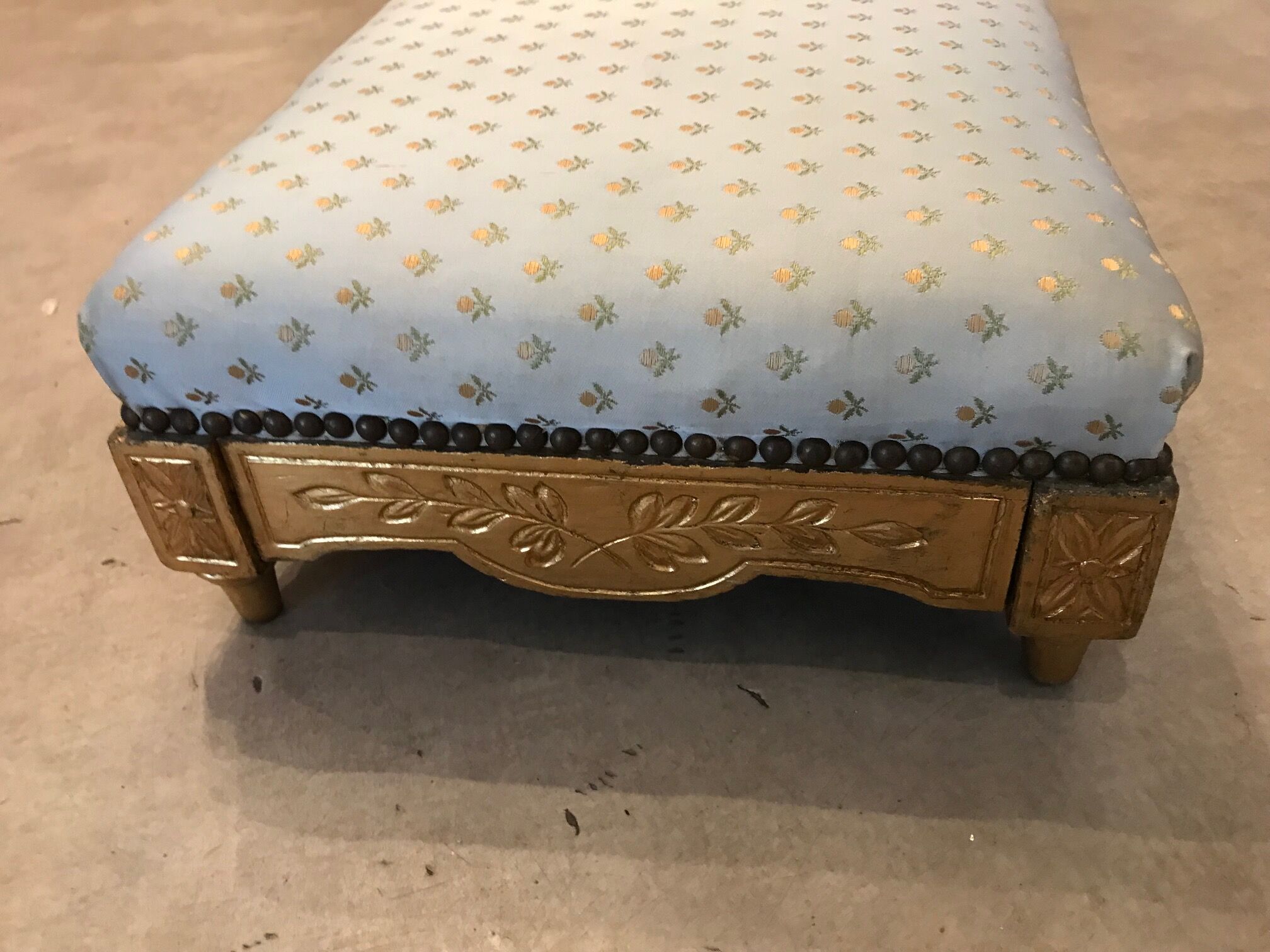 Repose pied style louis xvi en bois dore a la feuille d'or et tissu en satin