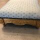 Repose pied style louis xvi en bois dore a la feuille d'or et tissu en satin