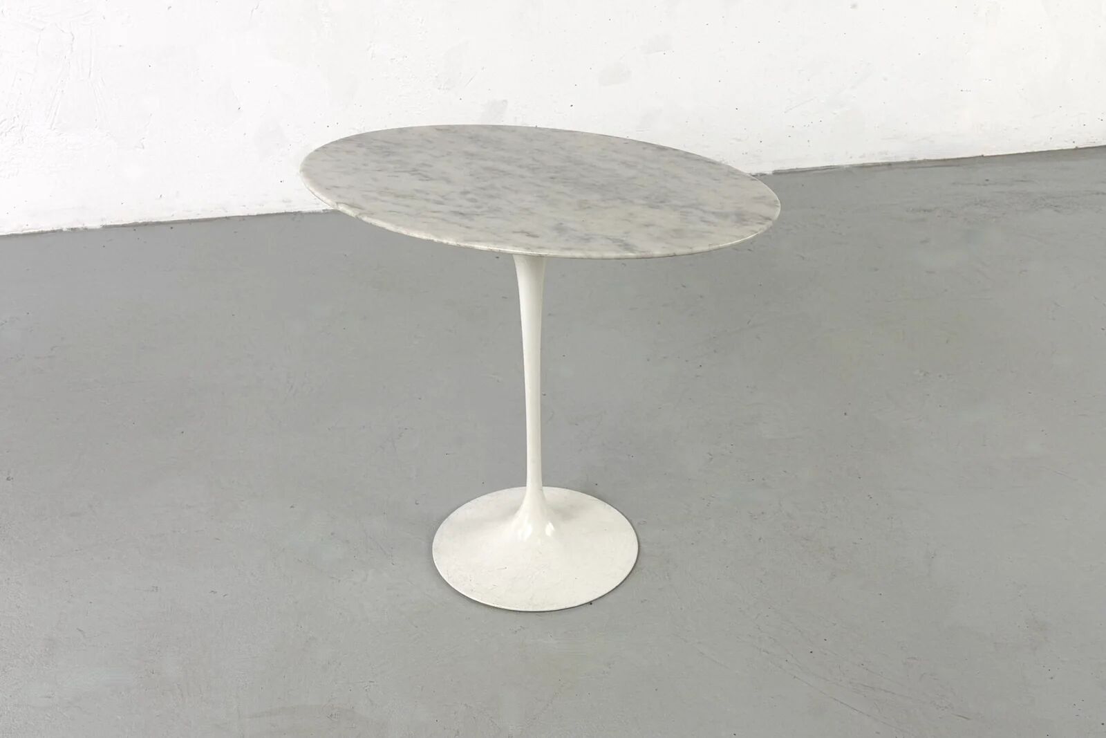 Tulip oval side table by Eero Saarinen for Knoll International – 1960s