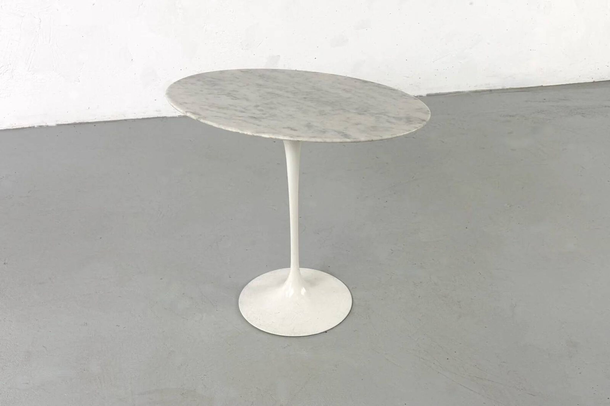 Tulip oval side table by Eero Saarinen for Knoll International – 1960s
