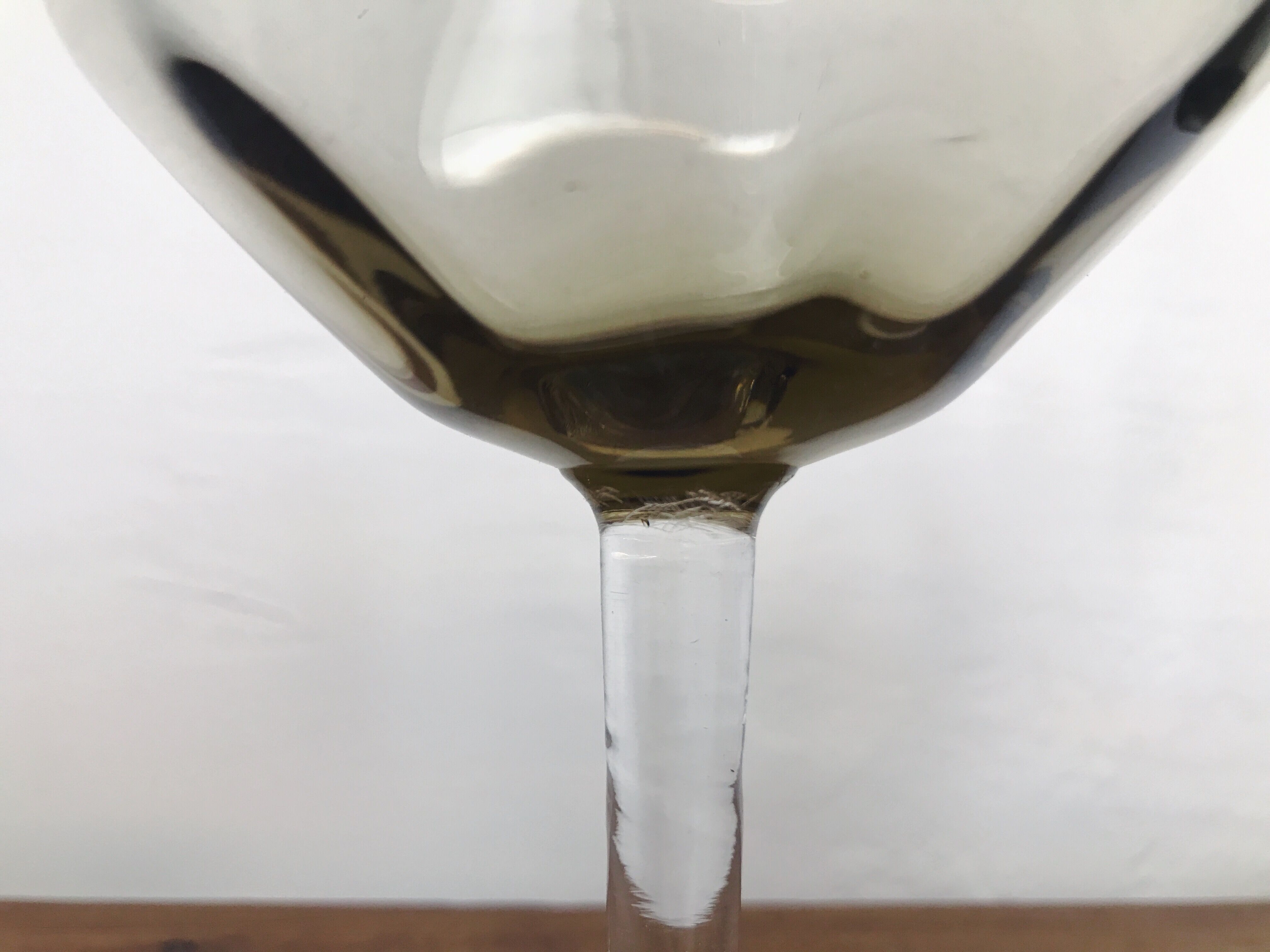 2 glasses of smoked glass champagne