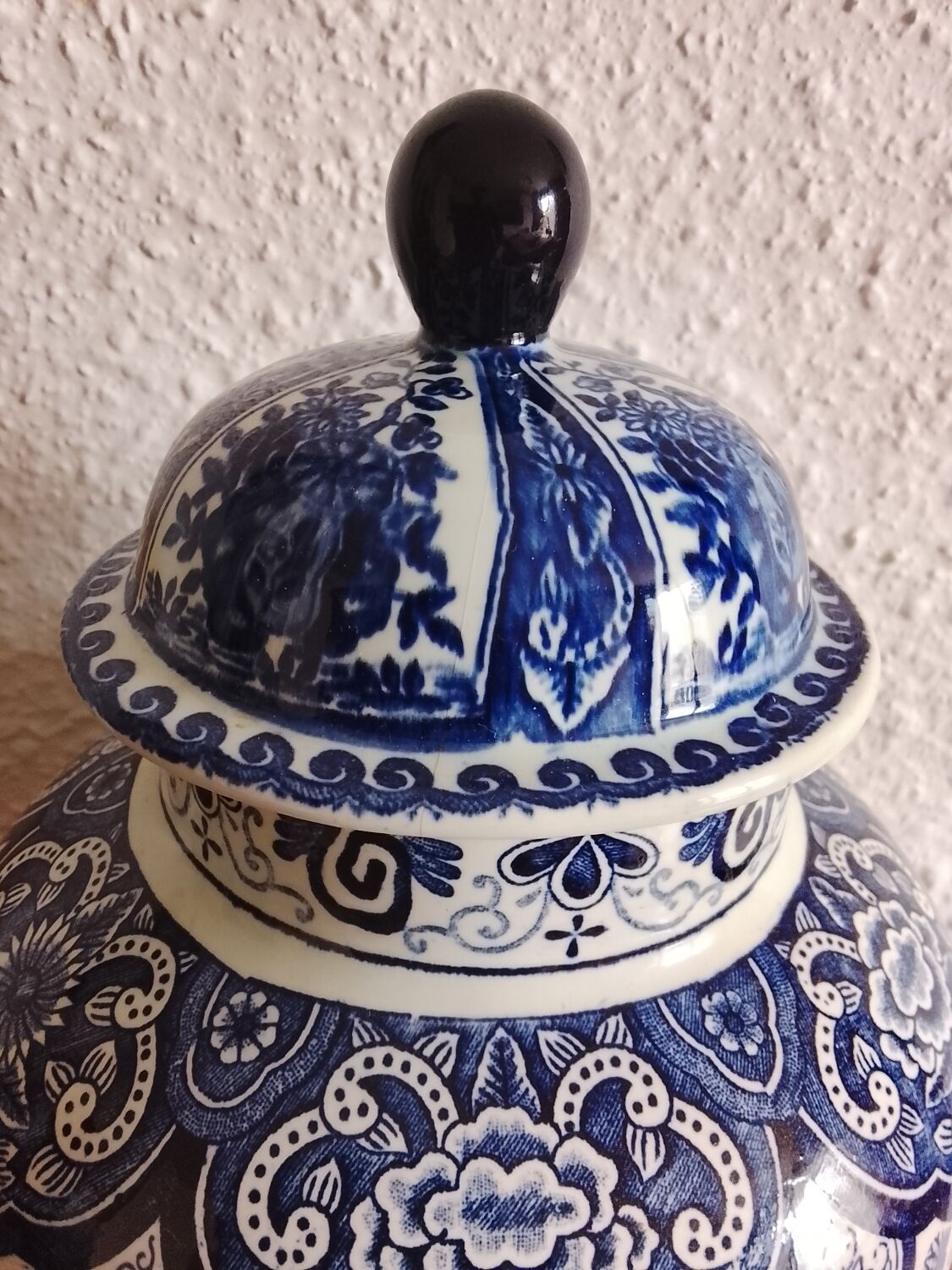 Vase with lid by Boch Delfts