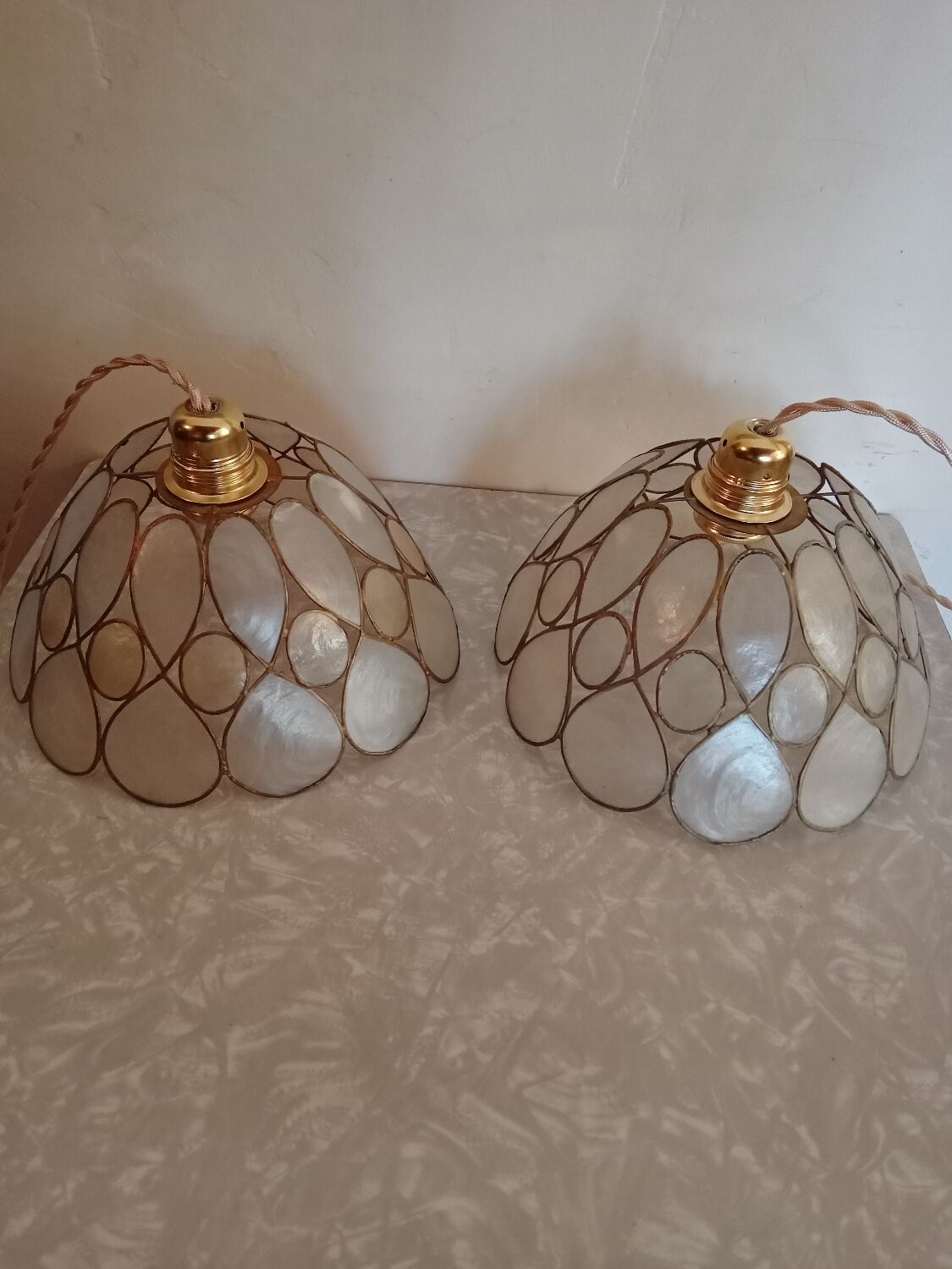Pair of mother-of-pearl suspensions