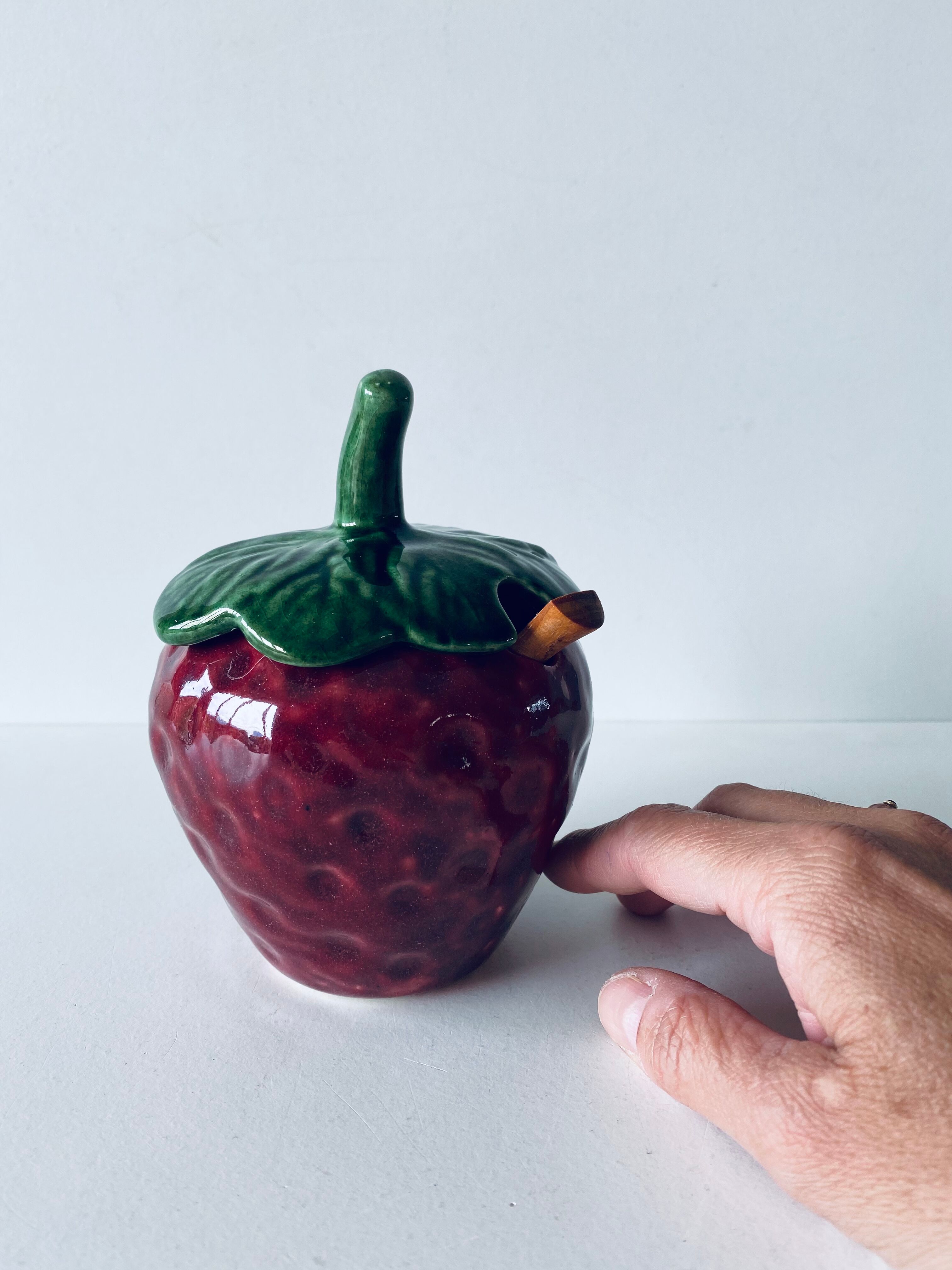 Ceramic pot strawberry slurry