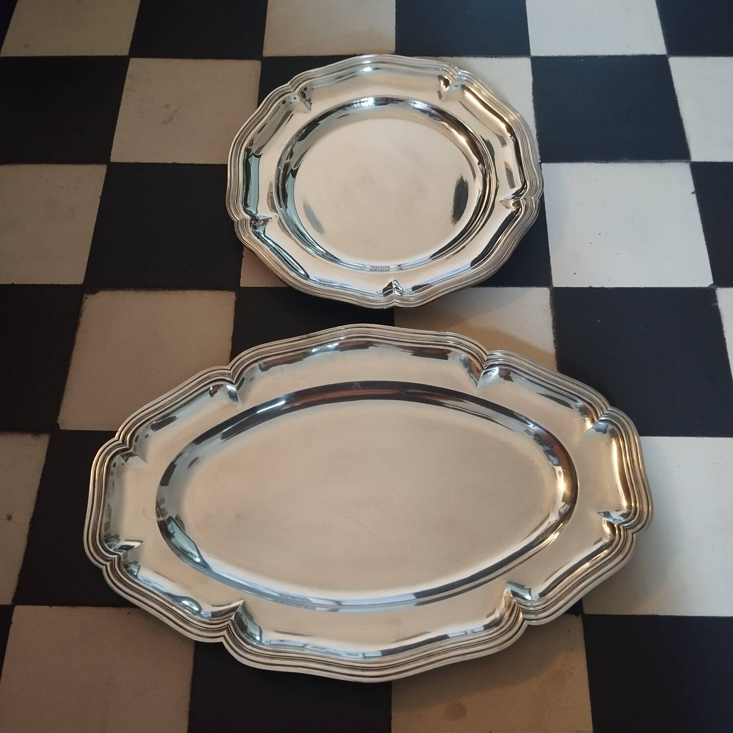 2 silver-plated metal dishes