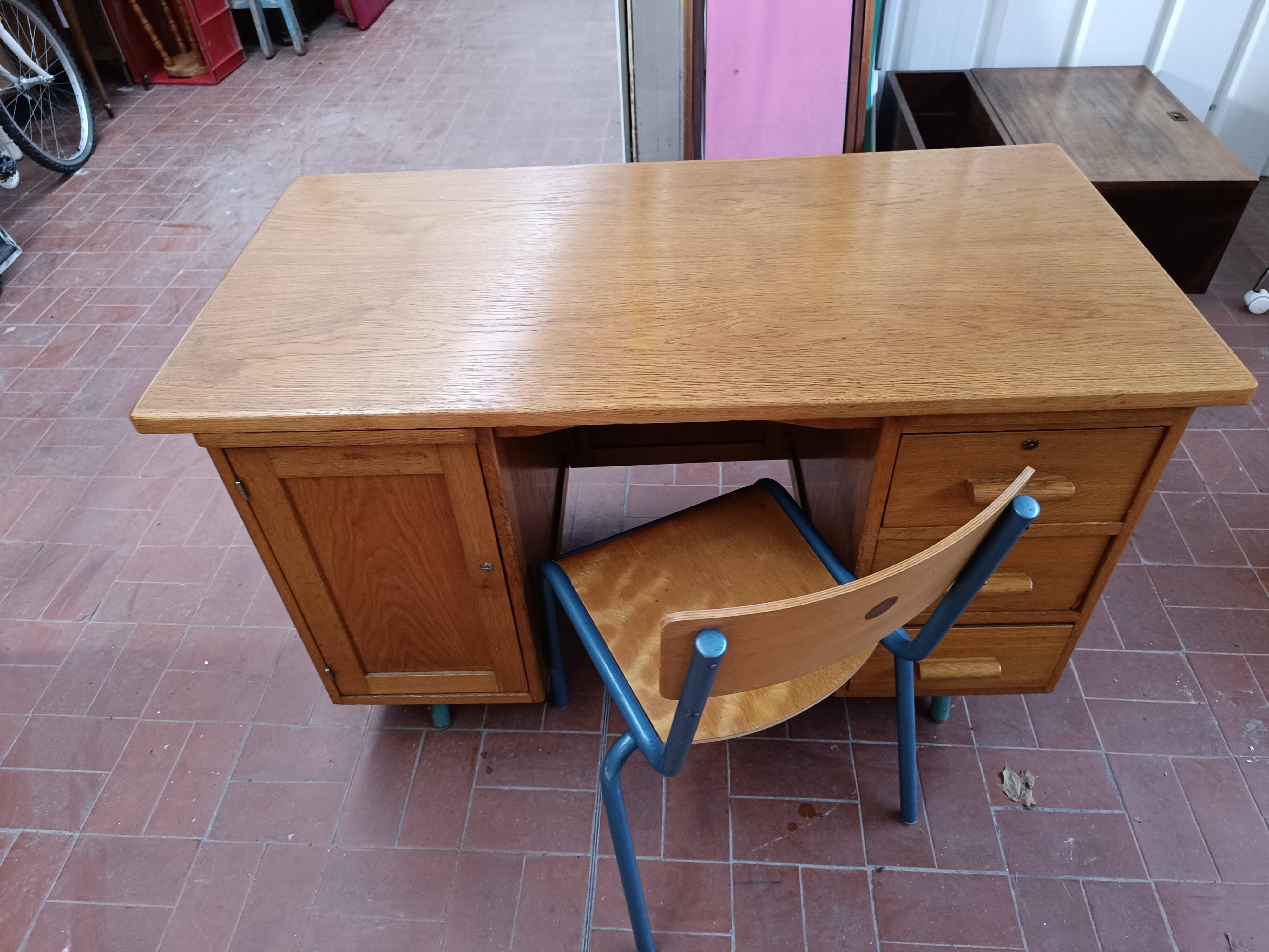 Teachers' desk and its Delagrave chair