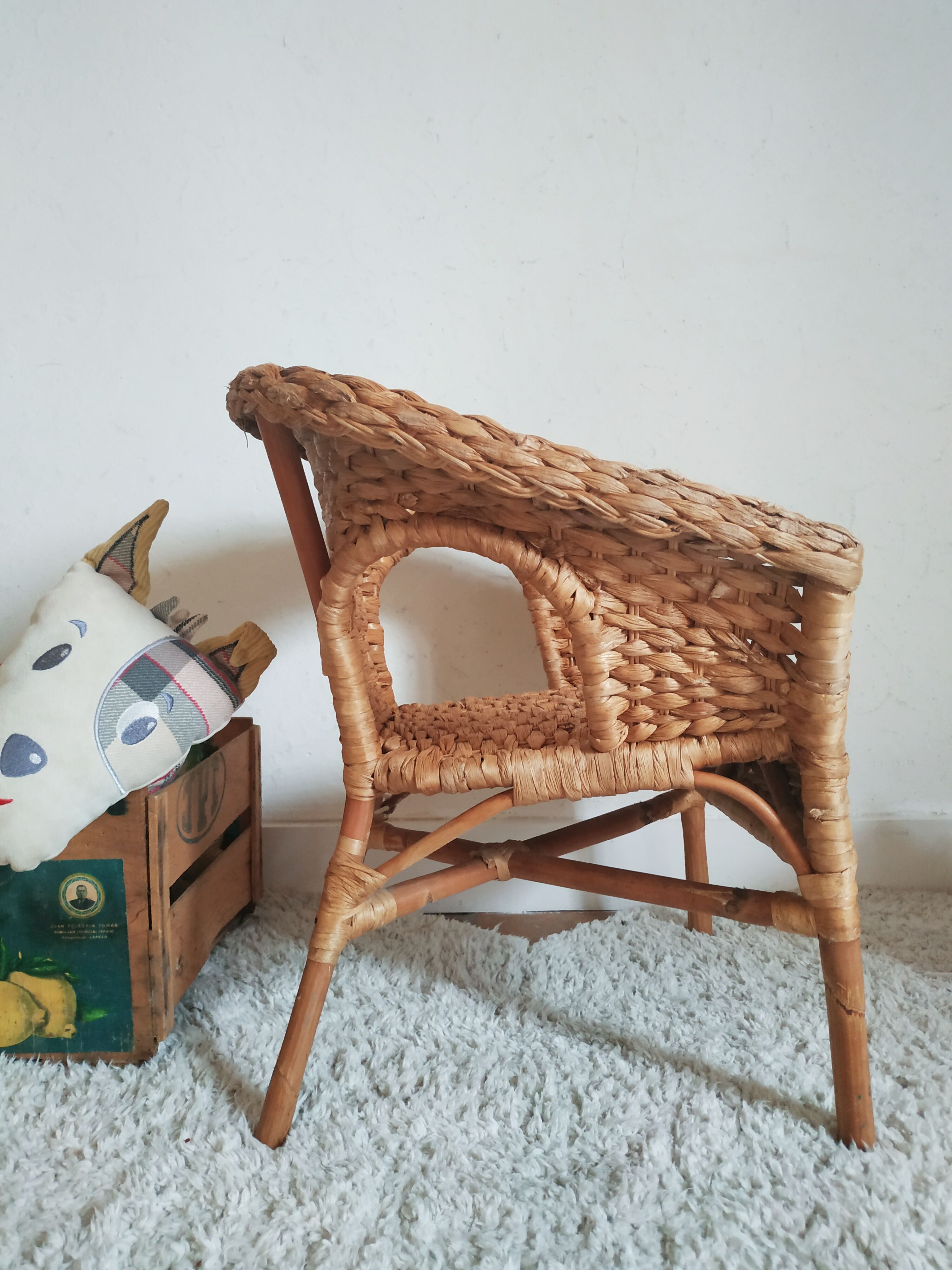Children's chair in natural fibers