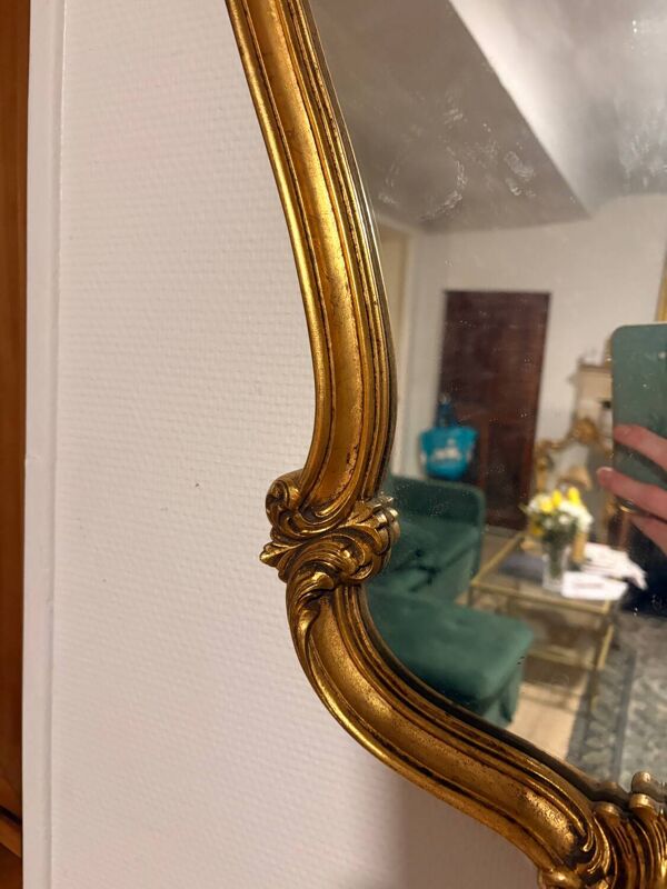 Ancien miroir ovale à fronton de style Louis XV en bois doré à la feuille d'or