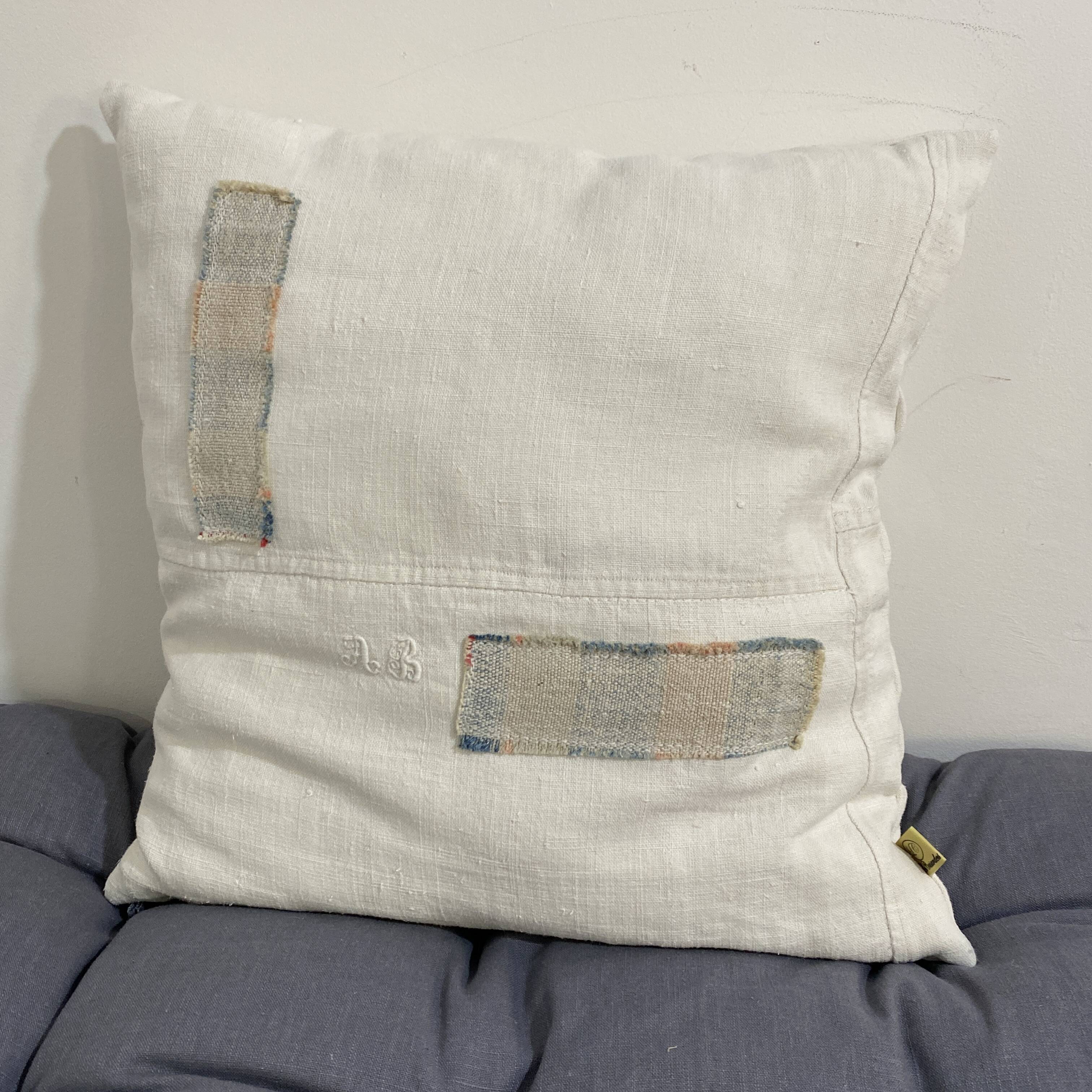 Coussin carré en toile ancienne style kilim tissé, patché, monogramme AB