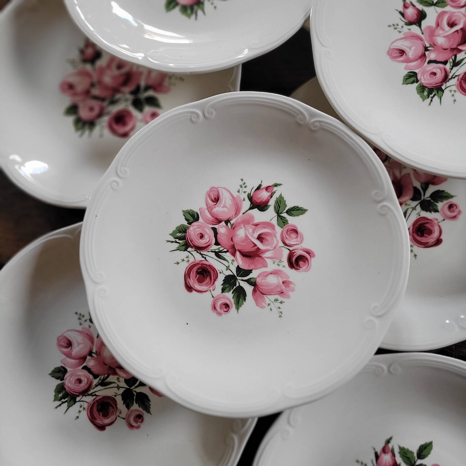8 Gien dinner plates with rose decoration — 1960s-70s