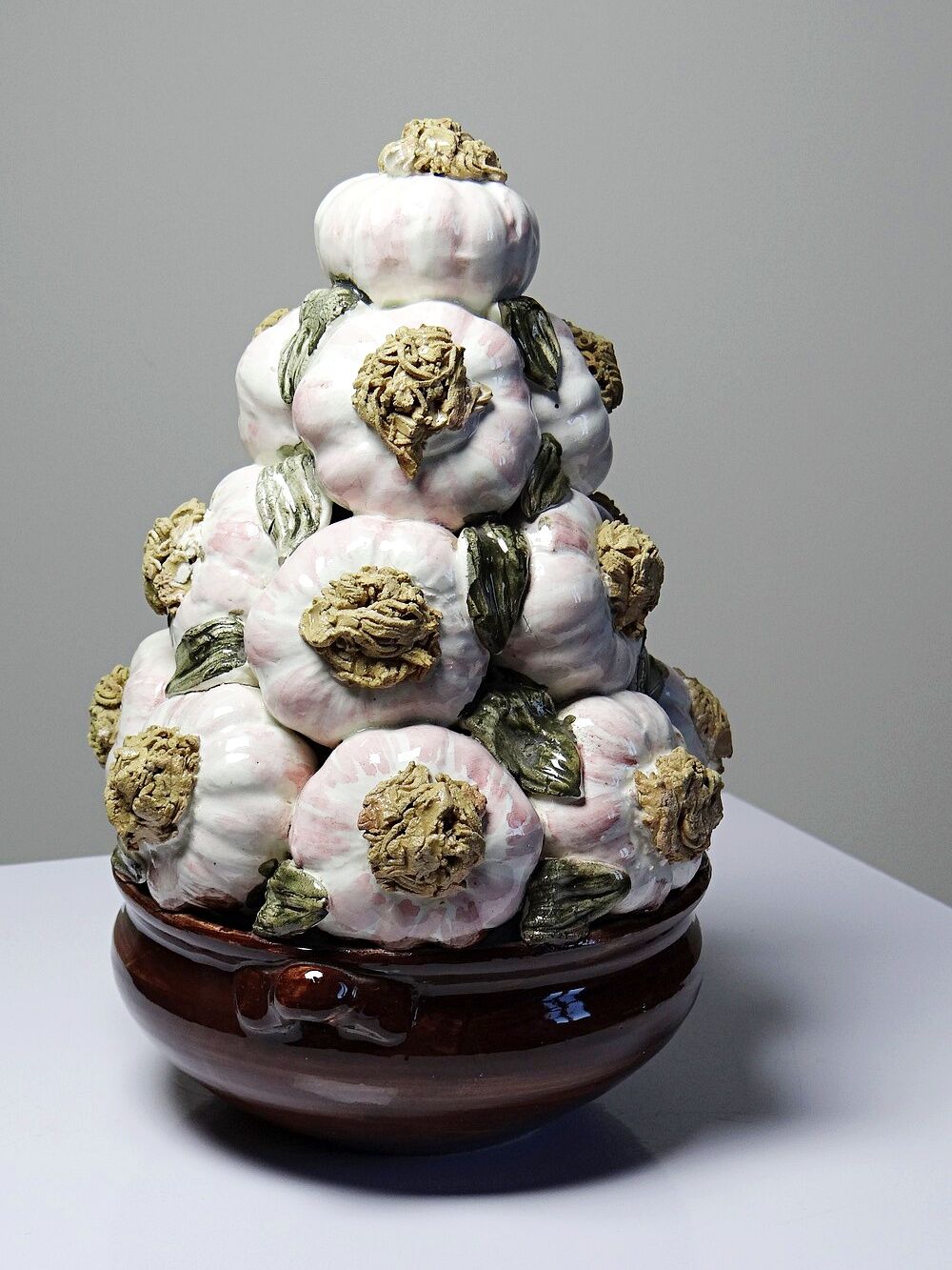 Vintage trompe-l’œil garlic pyramid in glazed ceramic from Manises, Spain.