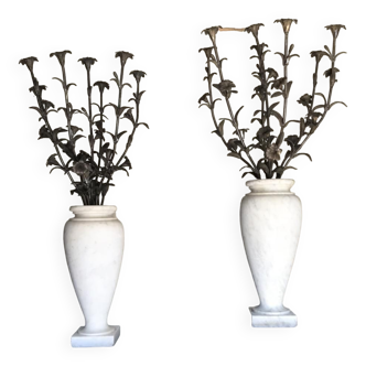 Paire de vases en marbre de carrare, bouquet de fleurs en bronze