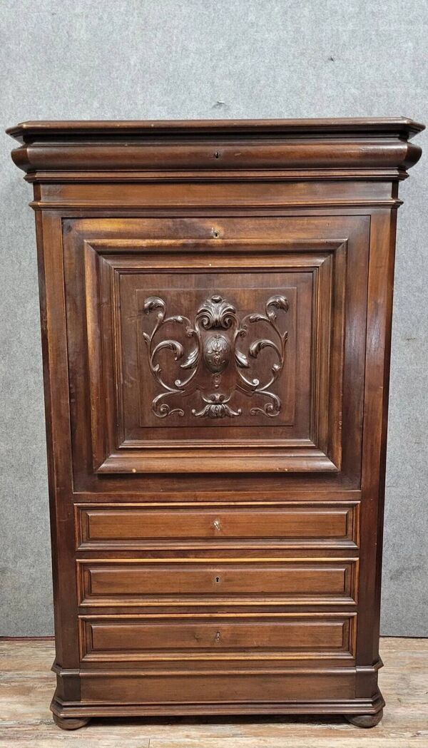 Secrétaire style Renaissance en noyer sculpté circa 1850
