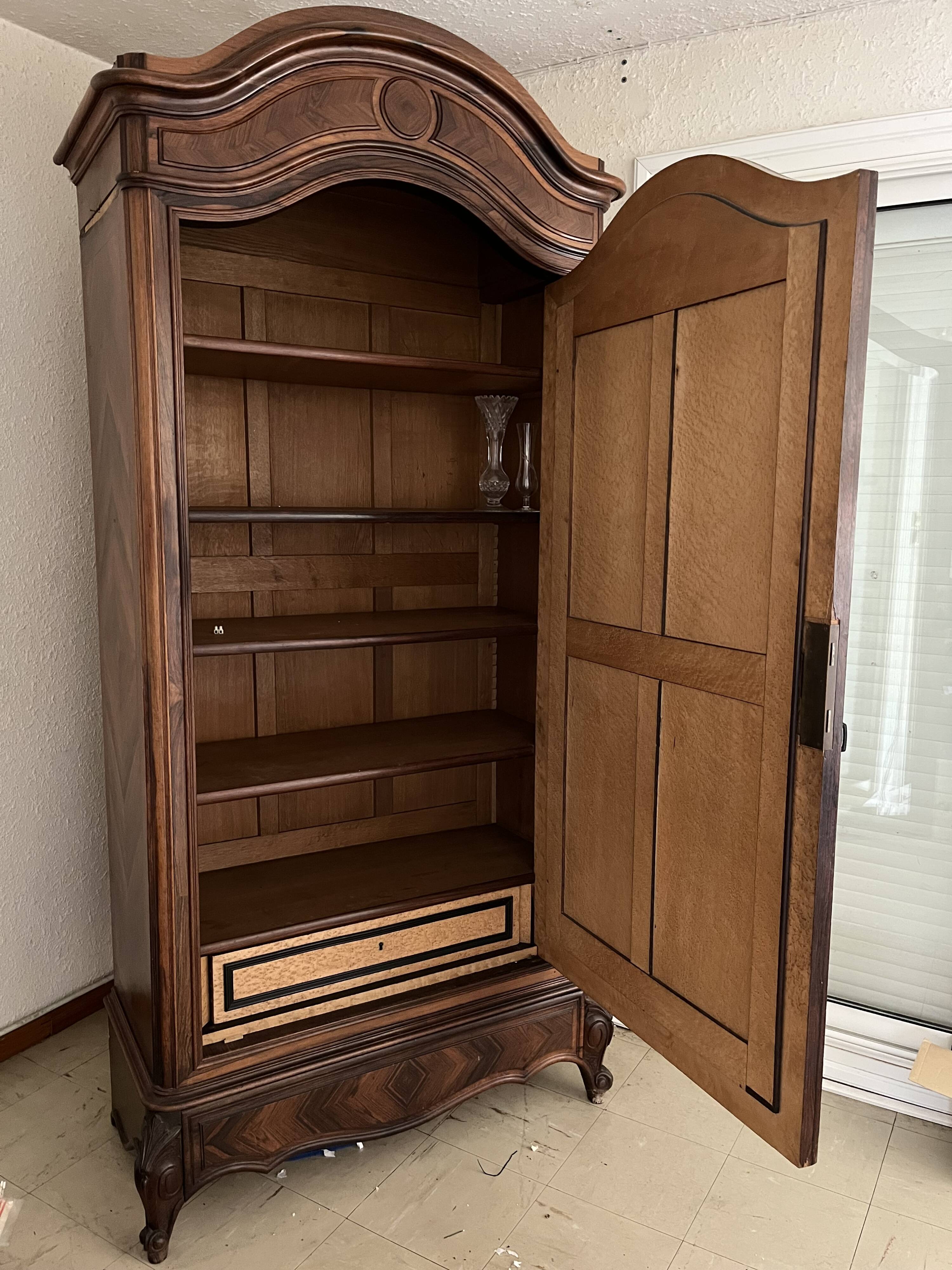 Armoire ancienne en bois massif avec miroir – style Louis XV – belle pièce