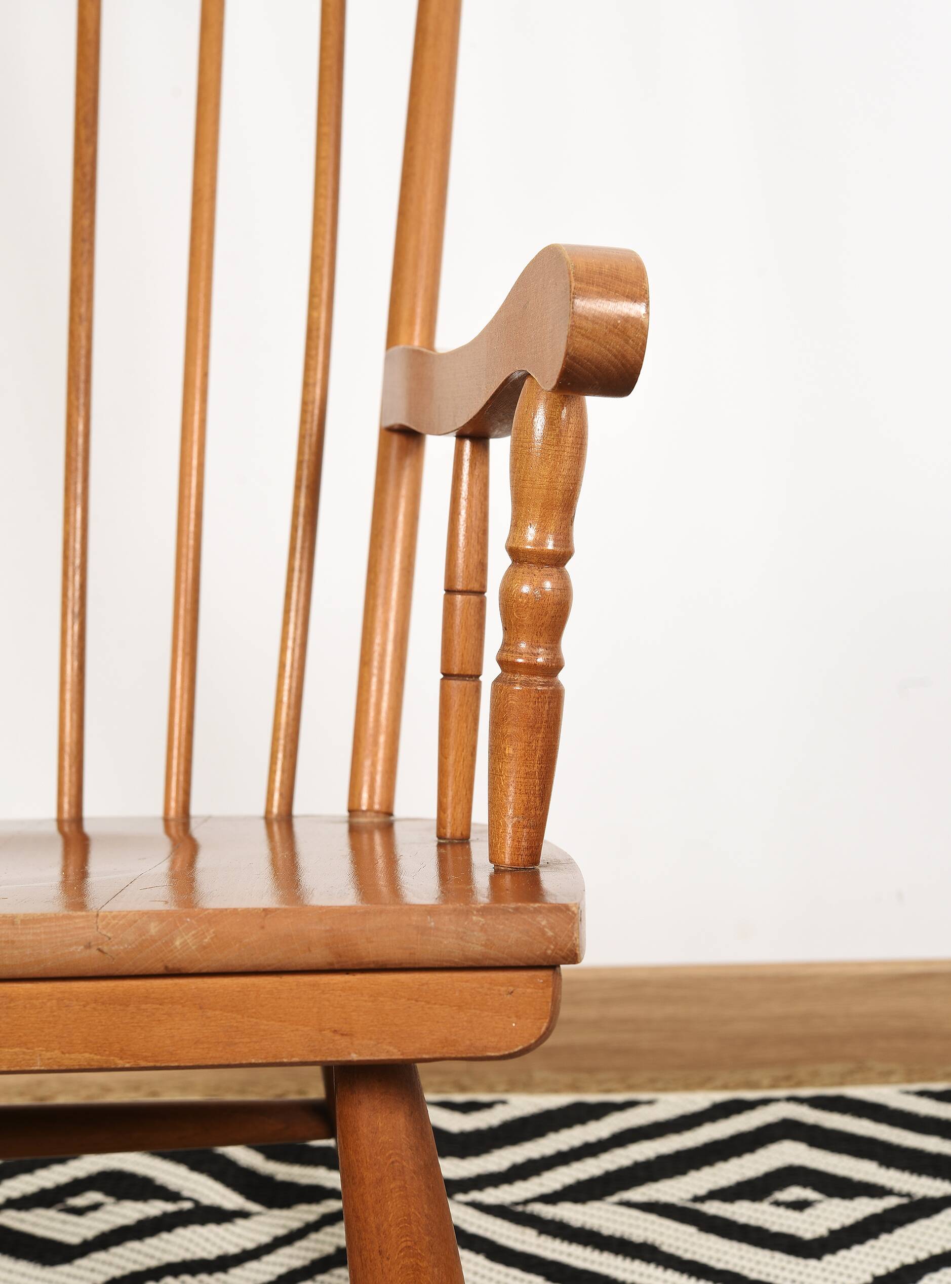 Chaise à bascule, rocking-chair, vintage en bois.