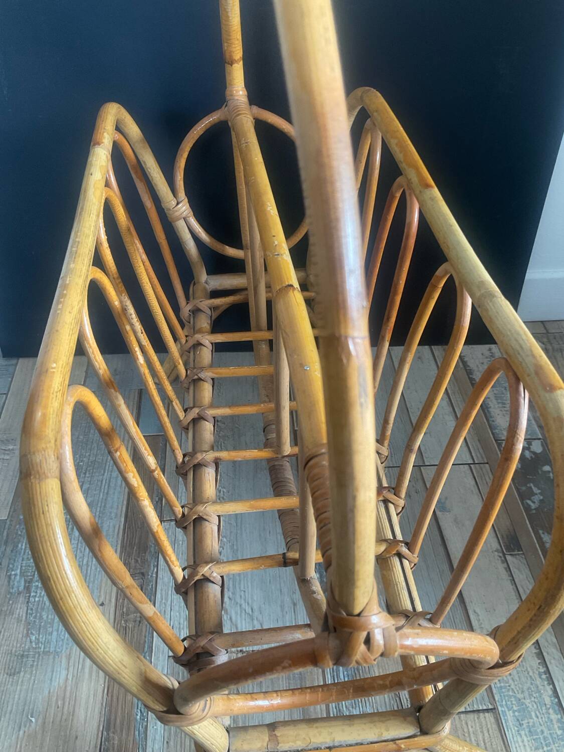 Porte revue vintage en rotin