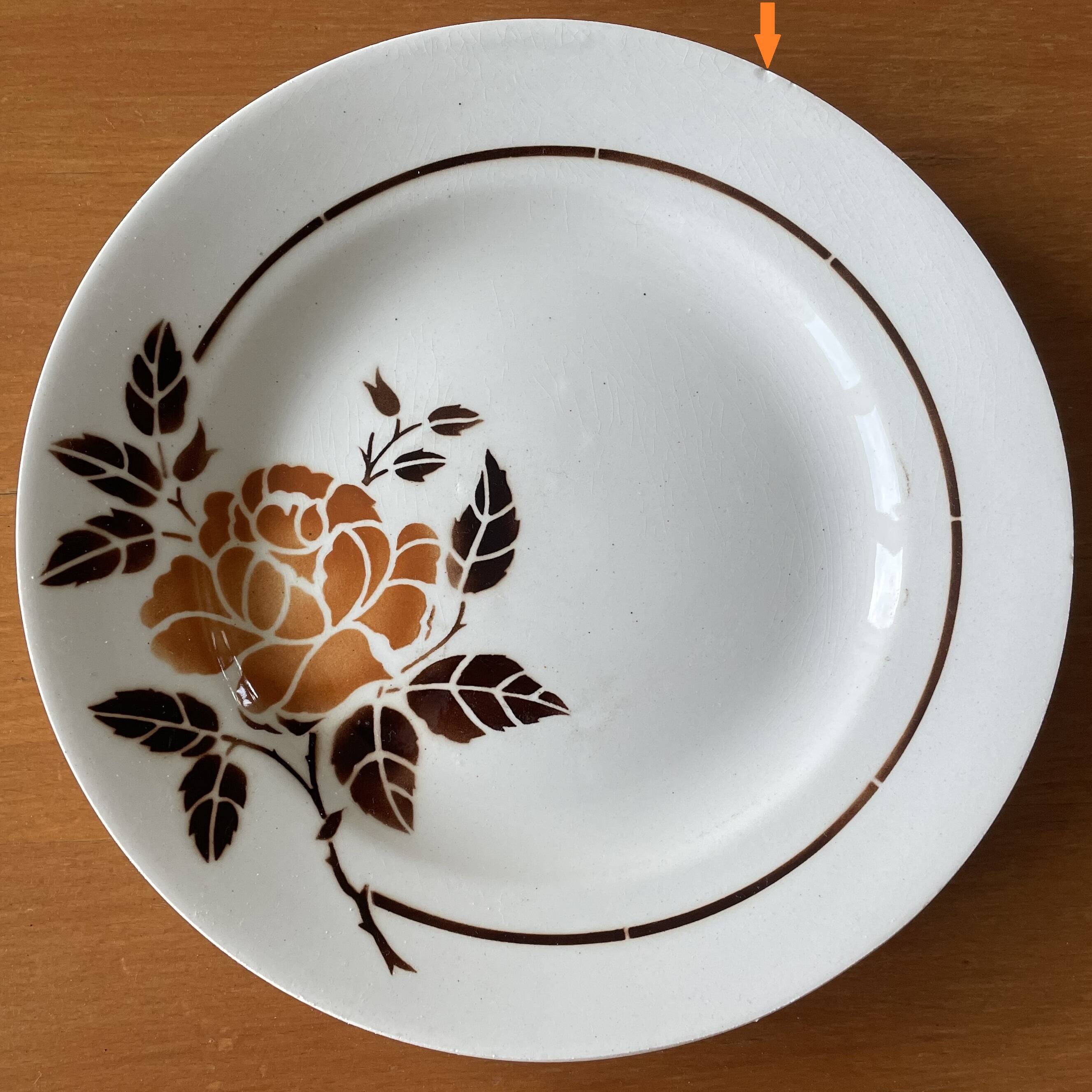 8 antique flat plates in Saint-Amand earthenware (Nord)