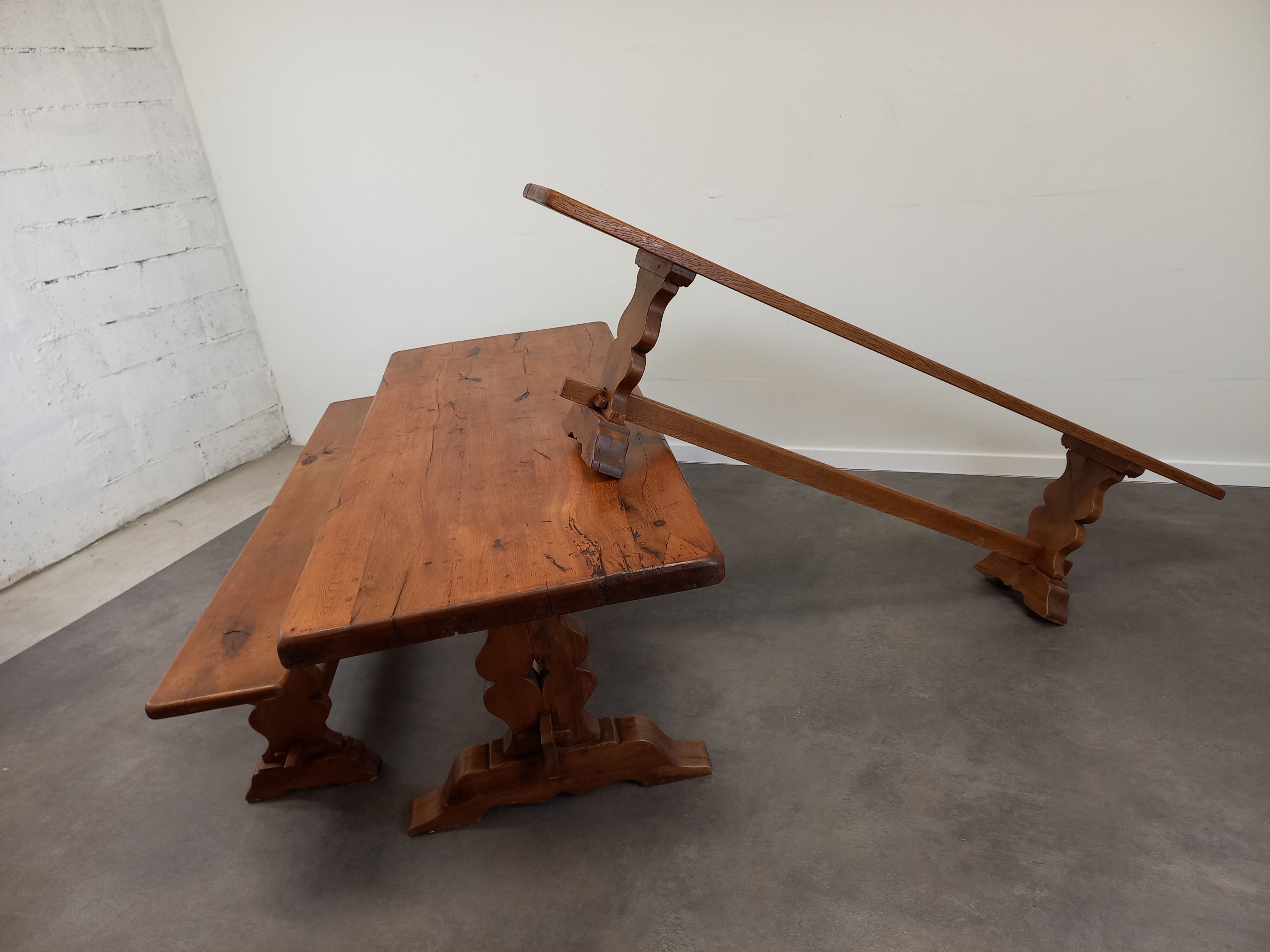 Farmhouse table and its 2 benches