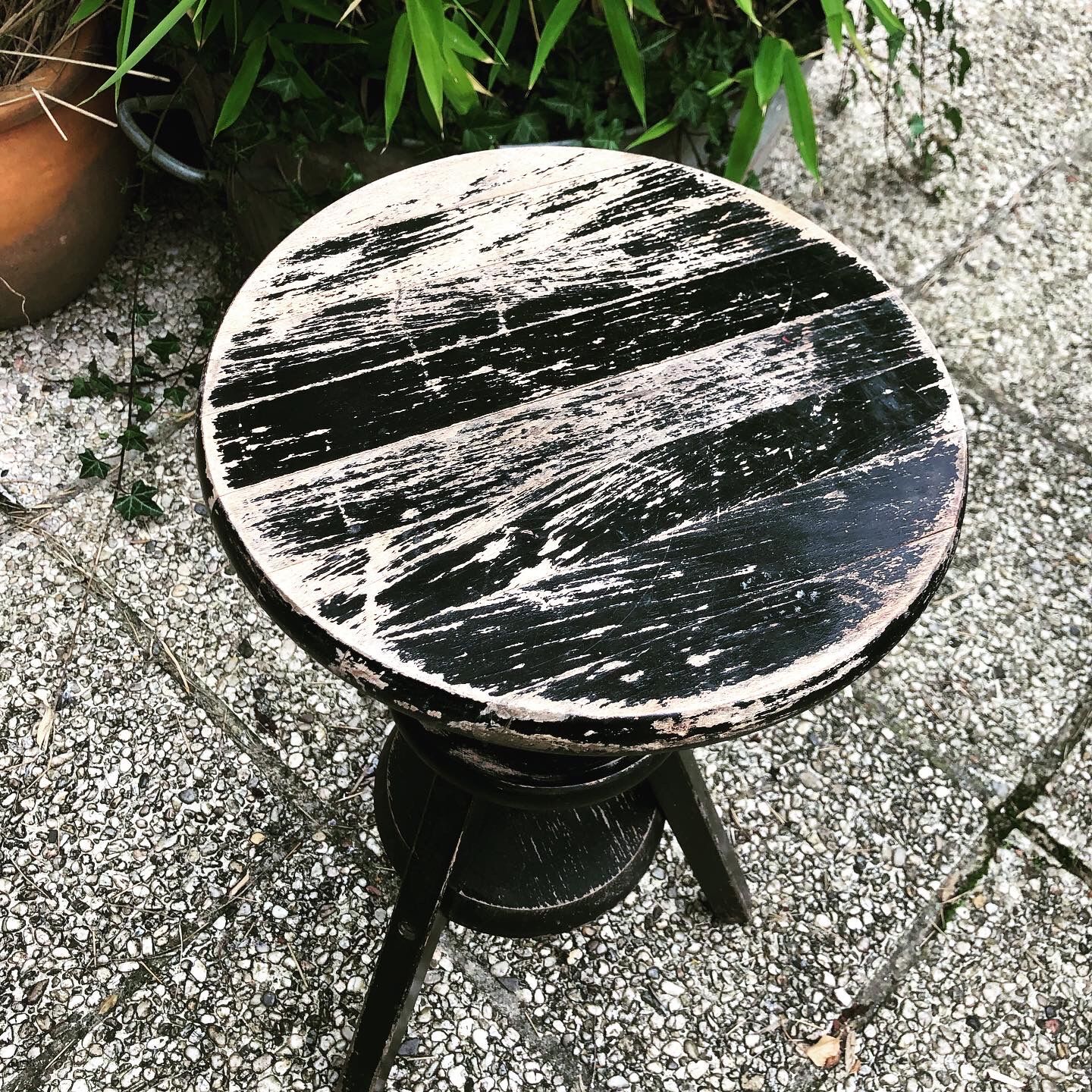 Architect's stool with screw