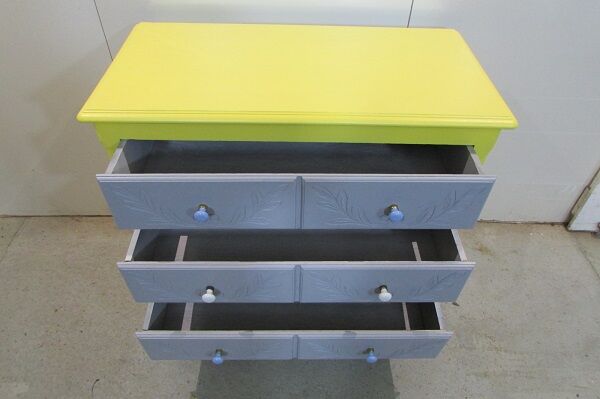 Louis XV style chest of drawers in oak