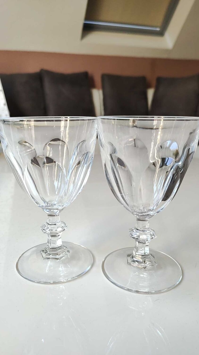 Lot 5 verres à pied/Verres à vin blanc/Rambouillet, Cristal d Arques. Motifs facettes écailles. Tige inclusion bague hexagonale