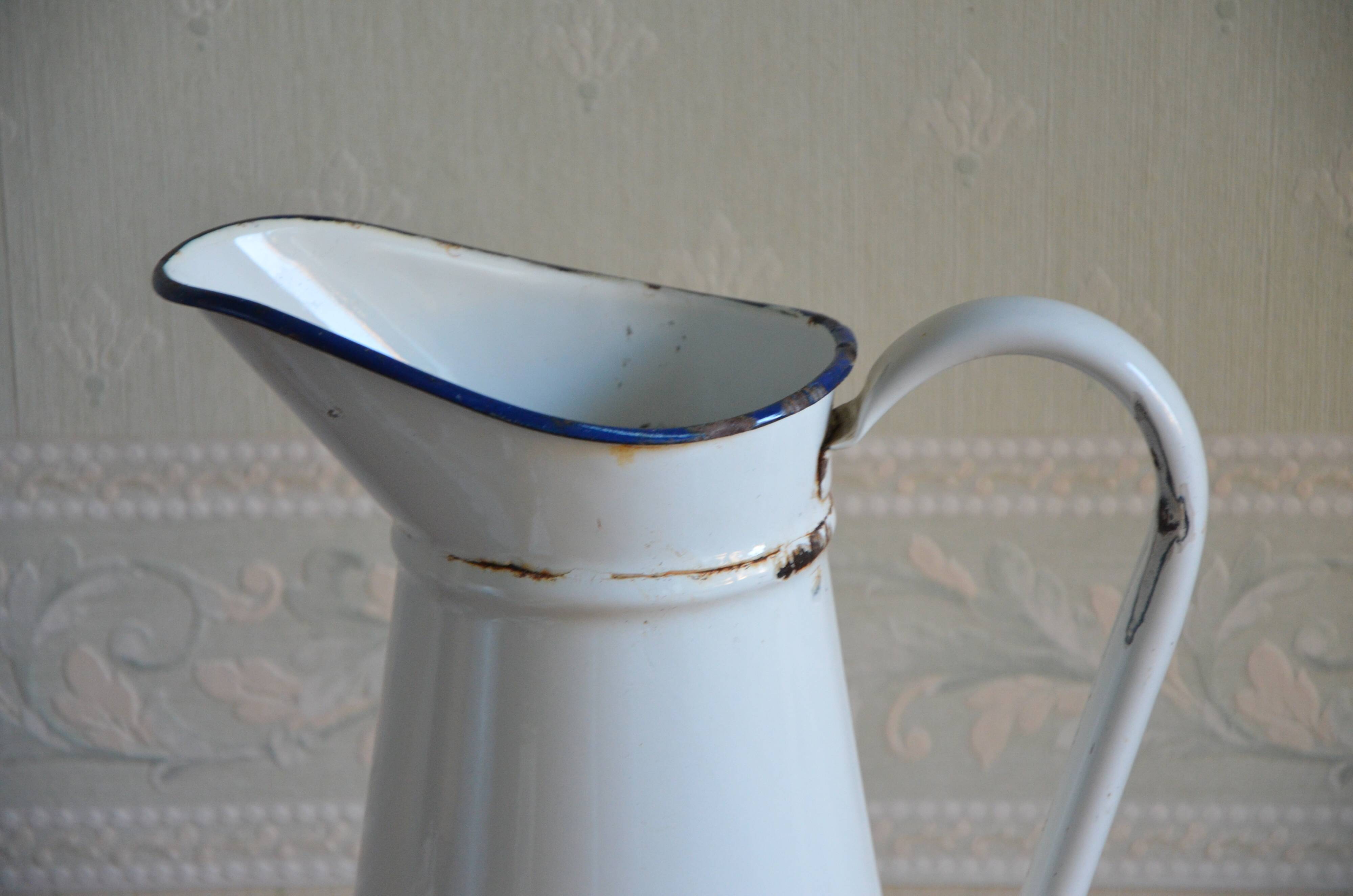 White enamelled broc with red liseret