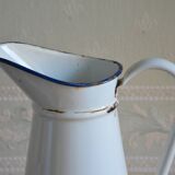 White enamelled broc with red liseret
