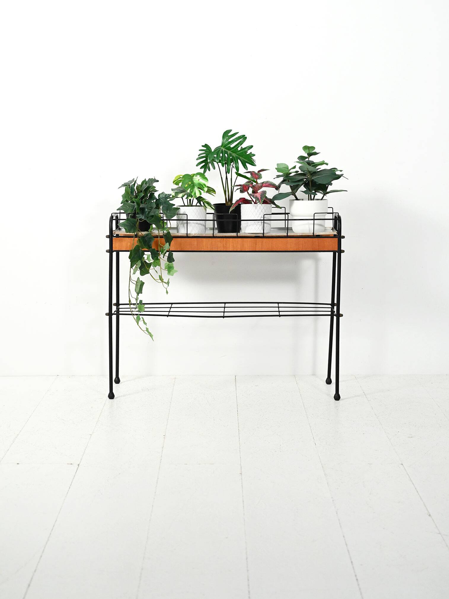Métal noir scandinave et support de plante en teck