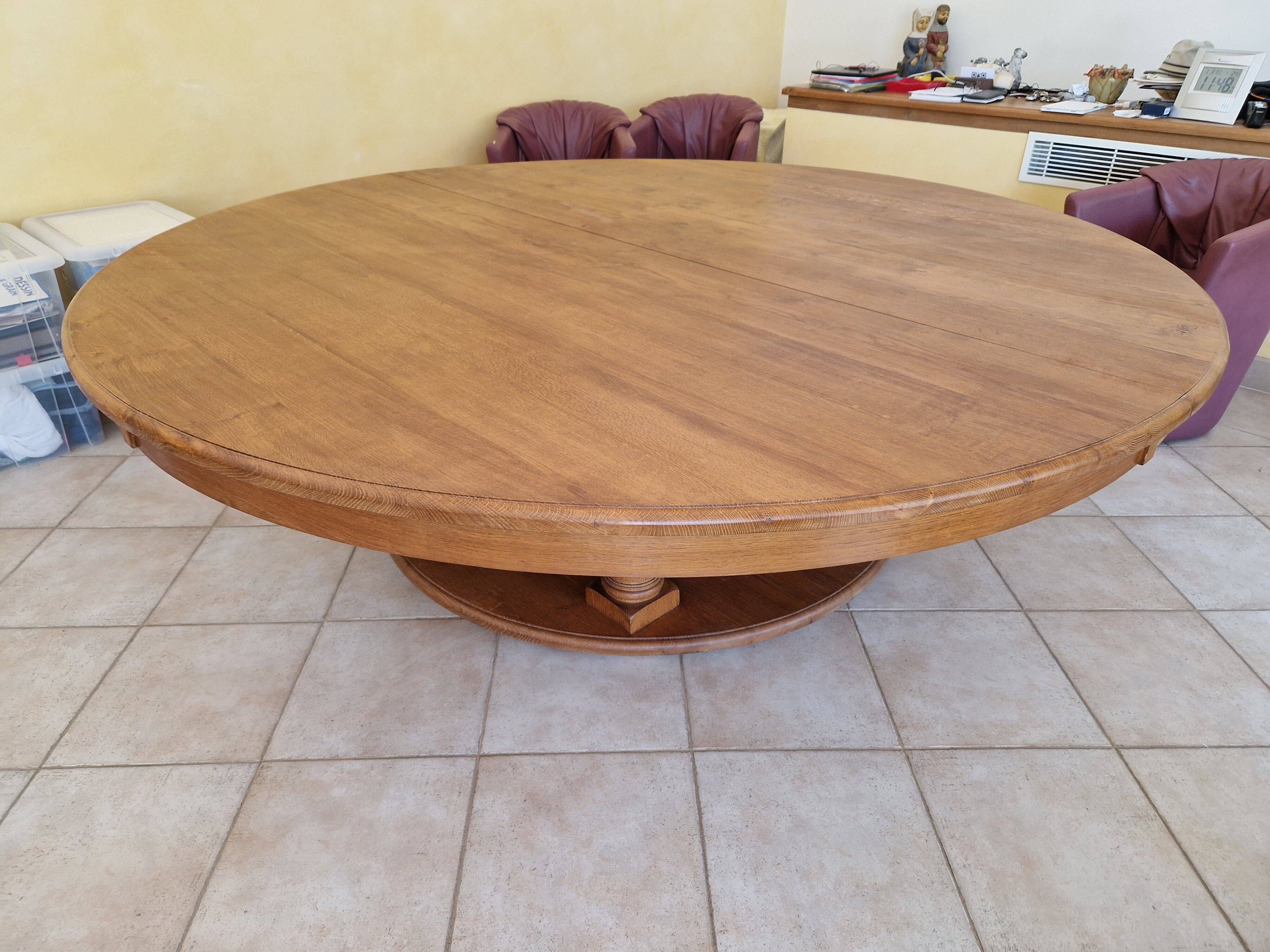 Une table ronde d’ébéniste aux dimensions et à la robustesse hors du commun