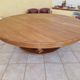 Une table ronde d’ébéniste aux dimensions et à la robustesse hors du commun
