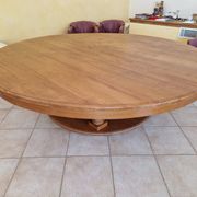 Une table ronde d’ébéniste aux dimensions et à la robustesse hors du commun
