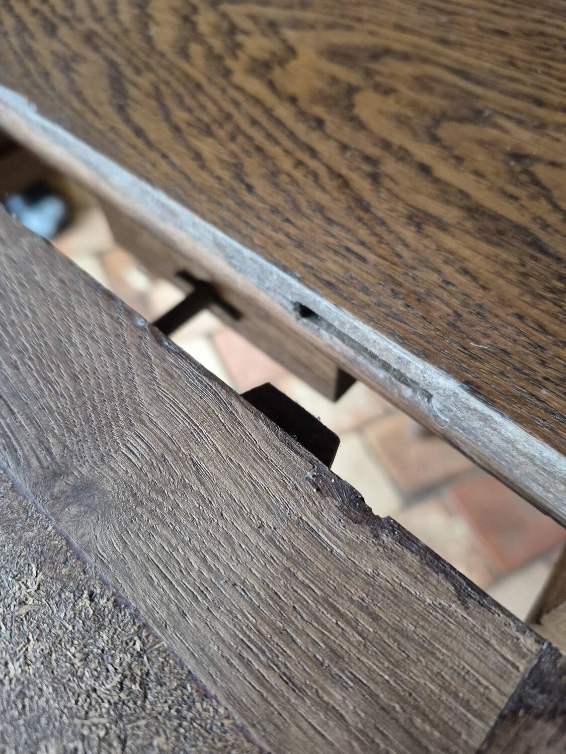 Extendable oval table