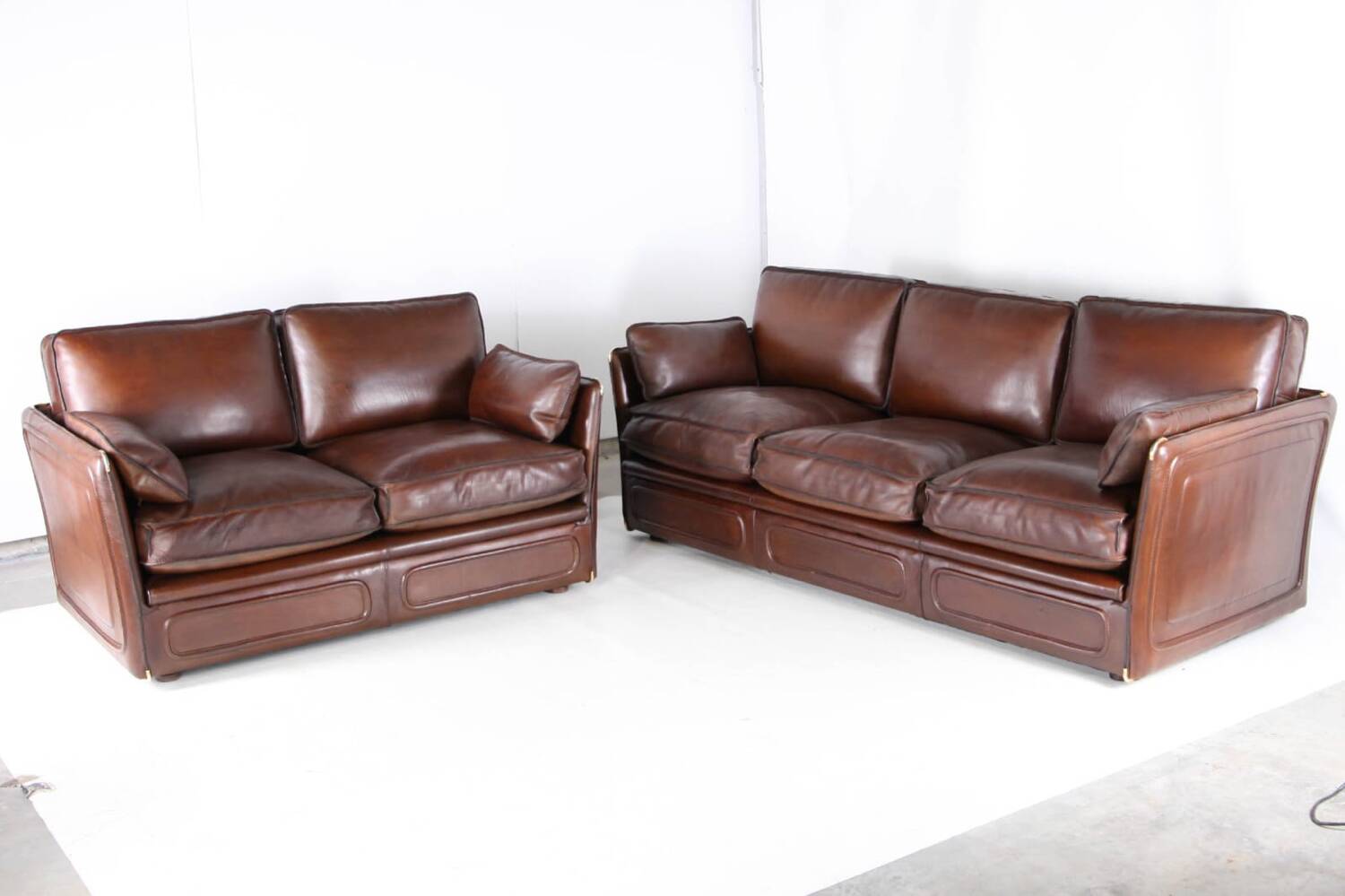 Paire de canapés cuir Roche Bobois