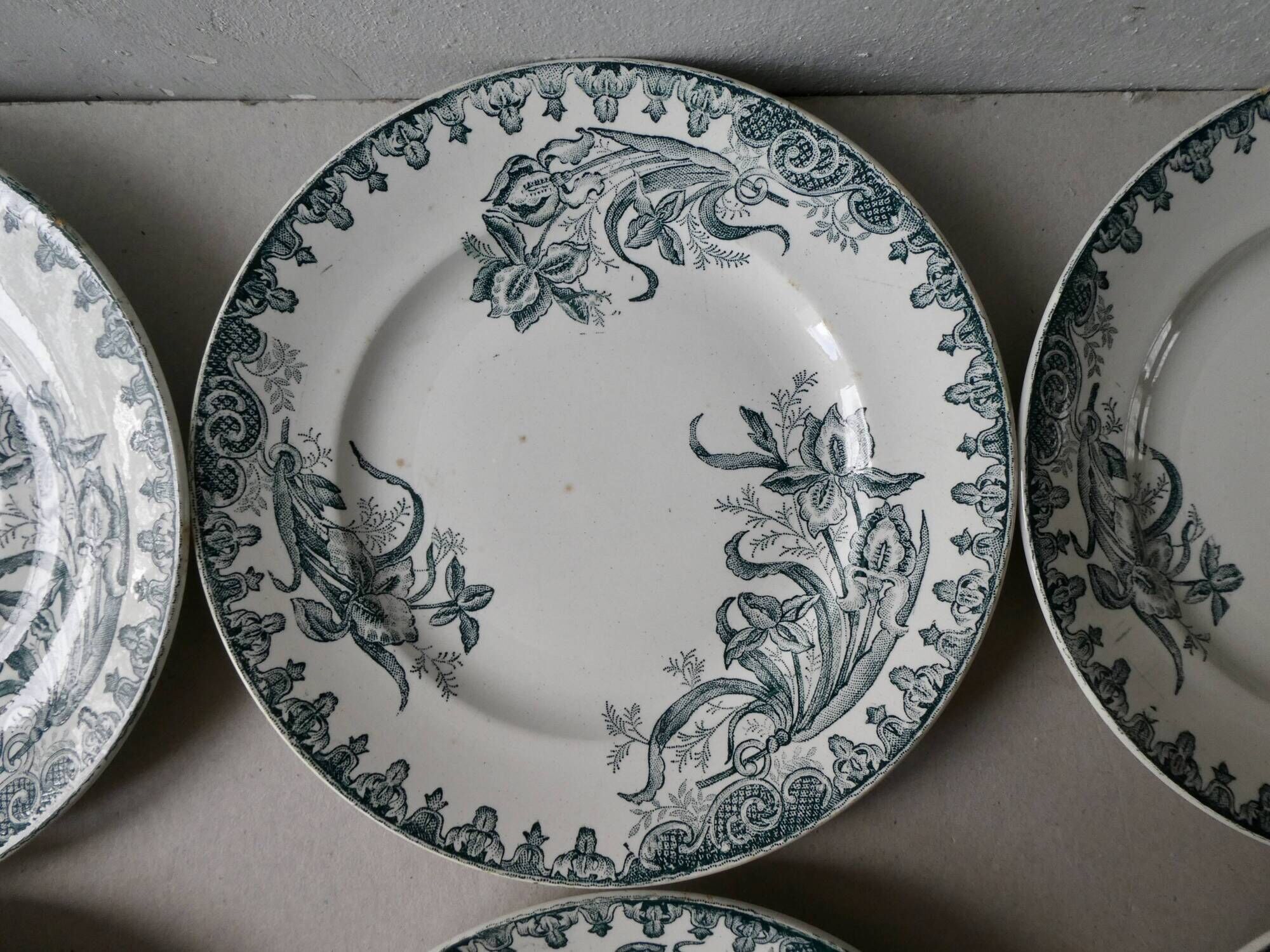Lot of 6 flat plates Saint Amand Amand in Amandinoise, décor Iris, 1900