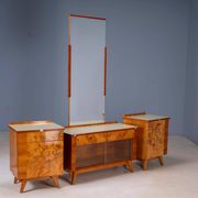 Coiffeuse vintage avec placage de noyer, grand miroir et armoires de rangement.