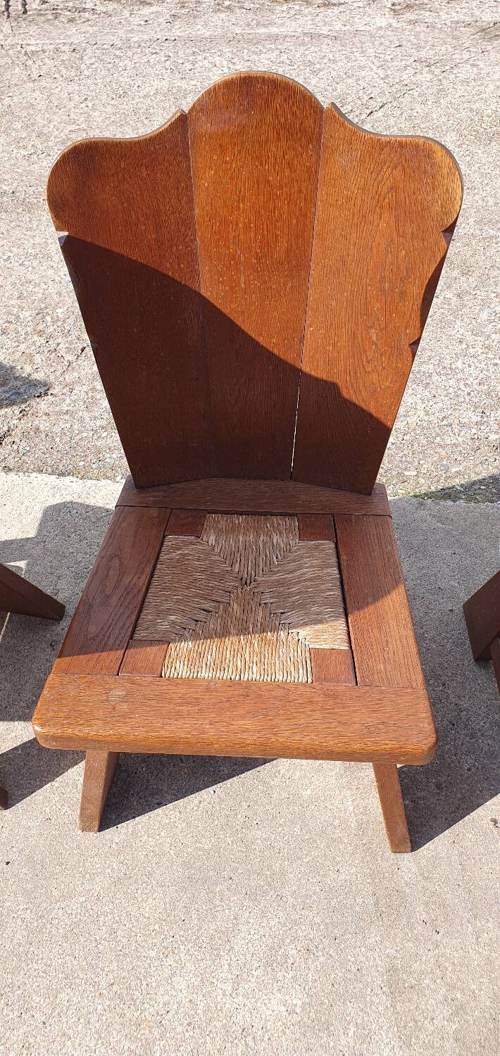 Ensemble de 5 anciennes chaises de feu en chêne à faible dossier, tressées de jonc, de style rural néerlandais.