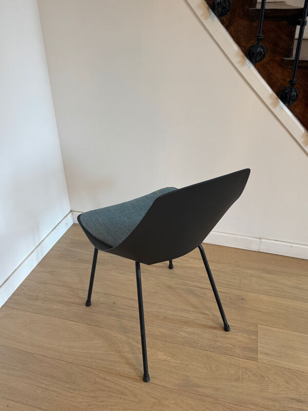 Chaise modèle tonneau Pierre Guariche