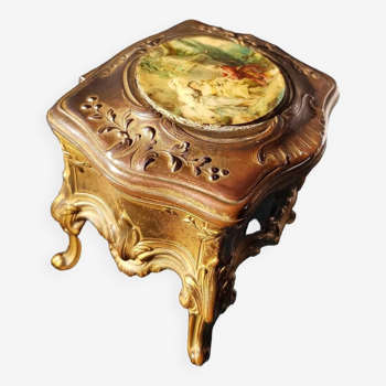 Small jewelry box in art nouveau regula.