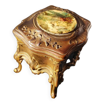 Small jewelry box in art nouveau regula.