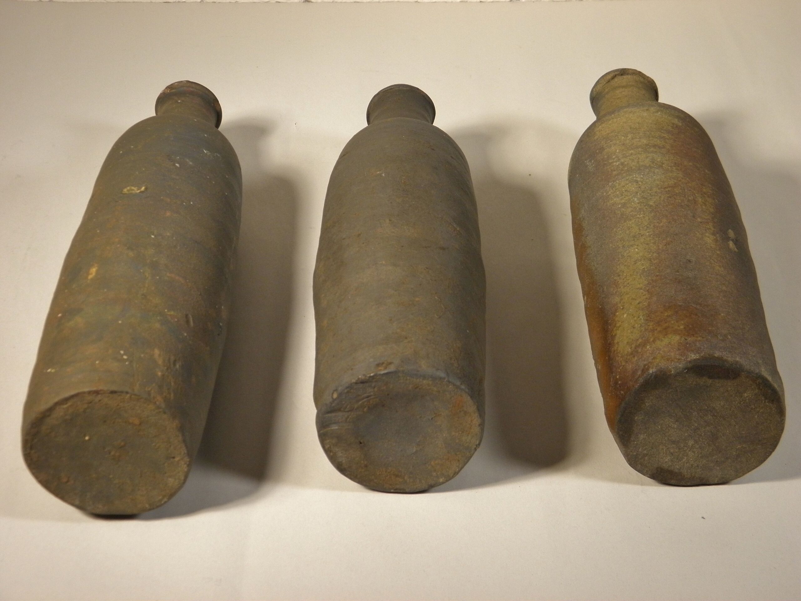 Lot de trois bouteilles en grès